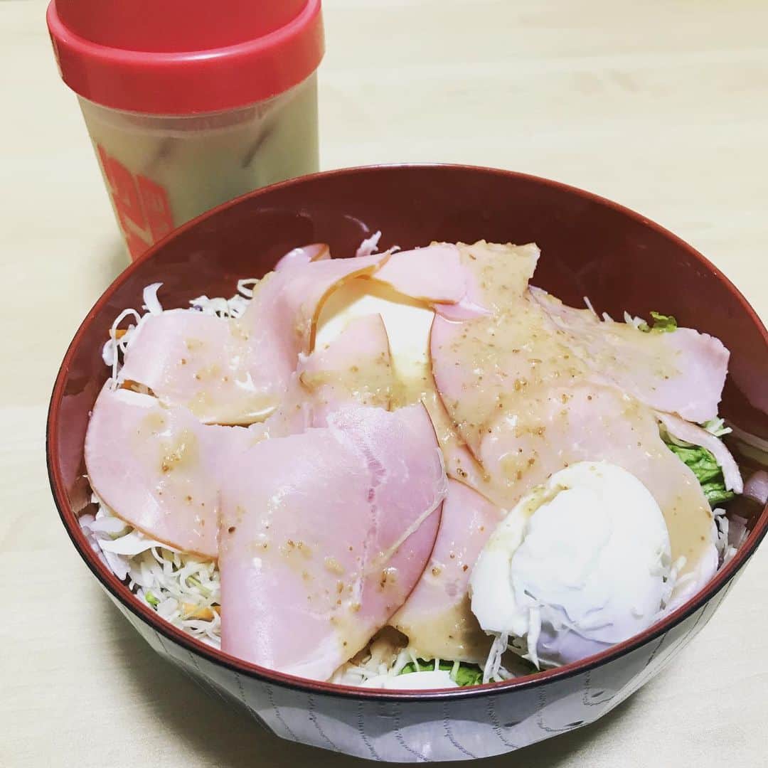 はつだのインスタグラム：「本日の晩ご飯 #いつものやつ #豆腐サラダ #ハムトッピング #ゆで卵トッピング #ハムの賞味期限が今日だった #ゆで卵はむくのミスったやつ #いつもよりちょっと豪華 #はつ旦那飯 #動画は撮っておりません」
