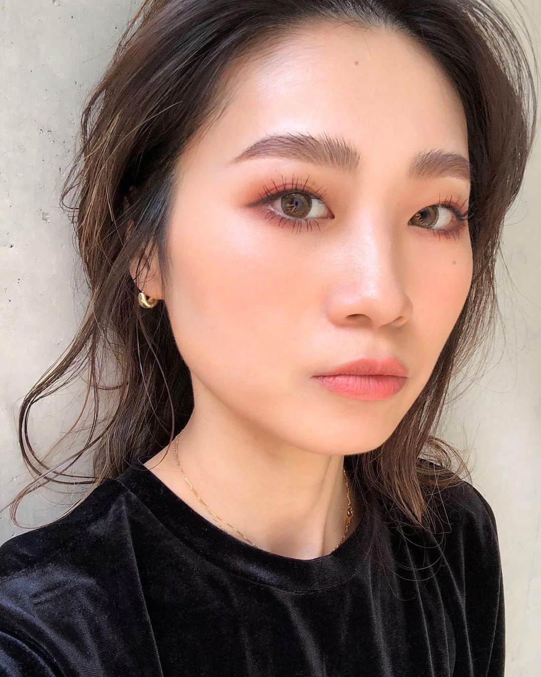 M∙A∙C Cosmetics Japanのインスタグラム：「「パウダー キス アイシャドウ」を使った、ふんわりパウダリーなテラコッタアイ☁️ 高発色なパウダリーアイシャドウで、メリハリのある抜け感メイクにトライして✨ ㅤ 【使用製品】 EYES: ☑︎パウダー キス アイシャドウ / ベスト オブ ミー  ☑︎パウダー キス アイシャドウ / ワット クラウト！  ☑︎パウダー キス アイシャドウ / デボーテッド トゥ チリ  ㅤ LIPS: ☑︎ パウダー キス リキッド リップカラー / マル イット オーバー ㅤㅤ 【公式オンラインショップ限定特典】 🆕 お好きなM･A･Cアイシャドウもしくはアイベースを含む税込5,500円以上ご購入で、マスカラのサンプル(1g)をプレゼント！ ※なくなり次第終了 ☑︎初回ご購入のお客様へ10% OFFクーポンをプレゼント （クーポンコードwelcome） ㅤ  #MACPowderKiss #MACパウダーキス #MACCosmeticsJapan #MACCosmetics #MAC #MACコスメ #マックコスメ #コスメ#コスメ紹介#コスメ好き#コスメレポ #化粧品 #デパコス #コスメ部 #コスメマニア #メイク好き#メイク道具#美容大好き#美容好き#メイクプロセス#トレンドメイク#夏メイク#メイクテク#アイメイク#アイシャドウ#グラデーション#マット」