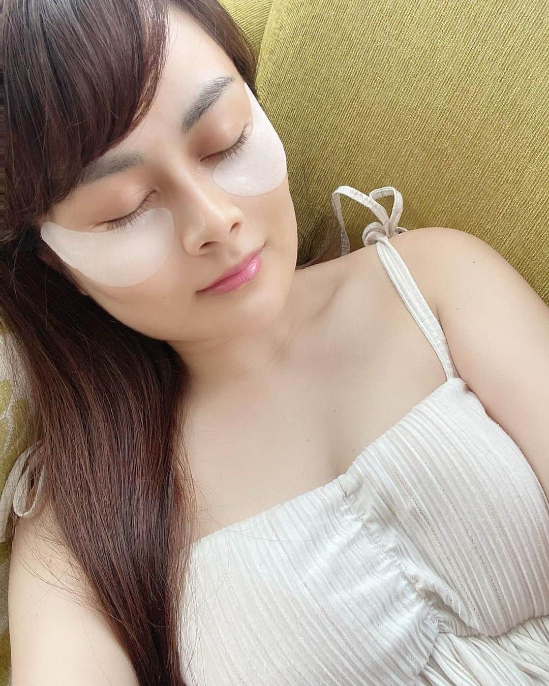 のインスタグラム：「もう一年くらい部分シートマスク愛用してるの😃✨﻿ 今は @kokutoubi.evliss.inc をお試し中😊💕﻿ ﻿ 法令線にも目元にも使えて便利だよ😆❣️﻿ ﻿ 天然の保湿成分黒砂糖エキス、﻿ 愛媛県宇和島産真珠パウダーと真珠エキス﻿ が入ってて、﻿ 密着度も高い✨✨﻿ ﻿ 目尻のシワとかほうれい線とか﻿ 気になる前から使って予防してる😆😆﻿ ﻿ でも今気になる人も普通のシートマスクより﻿ 部分シートマスクのほうが実感できると思うよ❣️﻿ ﻿ シワには保湿が1番だなって﻿ 使ってて思う🥰🥰💕💕﻿ ﻿ #黒糖美パールマスク﻿ #ほうれい線パック﻿ #目元パック #シートマスク #スキンケア #エイジングケア #目尻のシワ #法令線 #美容好きな人と繋がりたい #部分エア #デイリーケア #アラサー美容 #美肌ケア #スキンケアマニア #skincare #japanesecosmetics #madeinjapan」