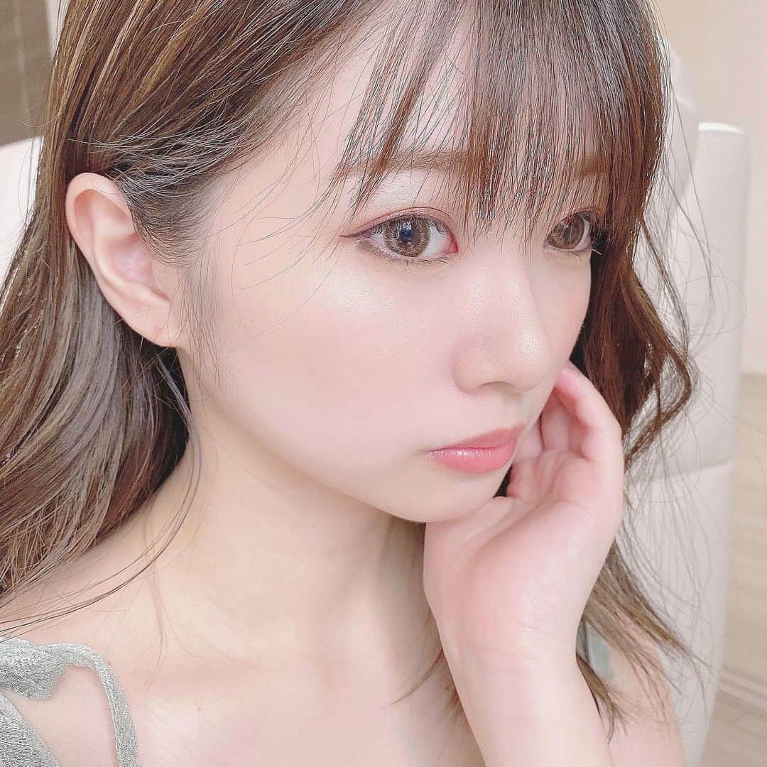 のインスタグラム：「． お肌つるんっ 前日にナノアクアの炭酸パックを使ったから肌ツヤ◌ * リピートして使ってるんやけど、 使った後の化粧水の入りやモチモチ感が全然違う！😍 * 色んな炭酸パック使ってるけど、この価格で (初回は5回セットで4500円、1回あたり800円！) この肌の柔らかさ、モチモチ感は他では感じれない。♡ * 少し時間がある日は、(👶🏻くん寝てる隙に) 朝、パックしてからメイクするとメイクのノリが◎ 普段は、夜にコソッと塗って仕込んでます..！🌙 (混ぜすぎ注意なのでだいたい10回程度にしてね❣️) * 3枚目と4枚目にビフォーアフター載せたんやけど (影になっててちょっとわかりにくいけど) 手前の手の甲の、透明感がアップしてます。。❤︎ クーポンも使えて〈co2〉で500円オフに..！💸♡ * お母さんも感動してリピートするって言ってた👩🏻笑 * @favorina_official  #男の子ママ #男の子ベビー #おとこのこママ  #炭酸ジェルパック #炭酸パック #炭酸美容 #ツヤ肌 #ナノアクア #フェヴリナ #スペシャルケア #美容 #美容好きな人と繋がりたい #スキンケア #美肌ケア #美容好きさんと繋がりたい #美肌ケア #生パック #美肌になりたい #ママライフ #赤ちゃんのいる生活 #美容女子 #スキンケアマニア #毛穴ケア #くすみ対策 #favorina #arrange #ad #skincare #伊藤りか #snsクリエイター」