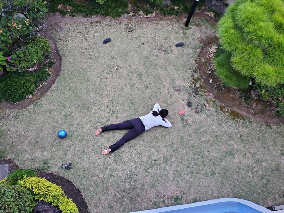 上原彩子さんのインスタグラム写真 - (上原彩子Instagram)「﻿ 芝生でお昼寝（笑）﻿ 気持ち良いですよねー﻿ ﻿ 自然と一体化‼︎  #自然 #芝生 #お昼寝 #気持ち良い #一体化 #一体感 #アーシング」8月5日 20時55分 - ayako_uehara.golf