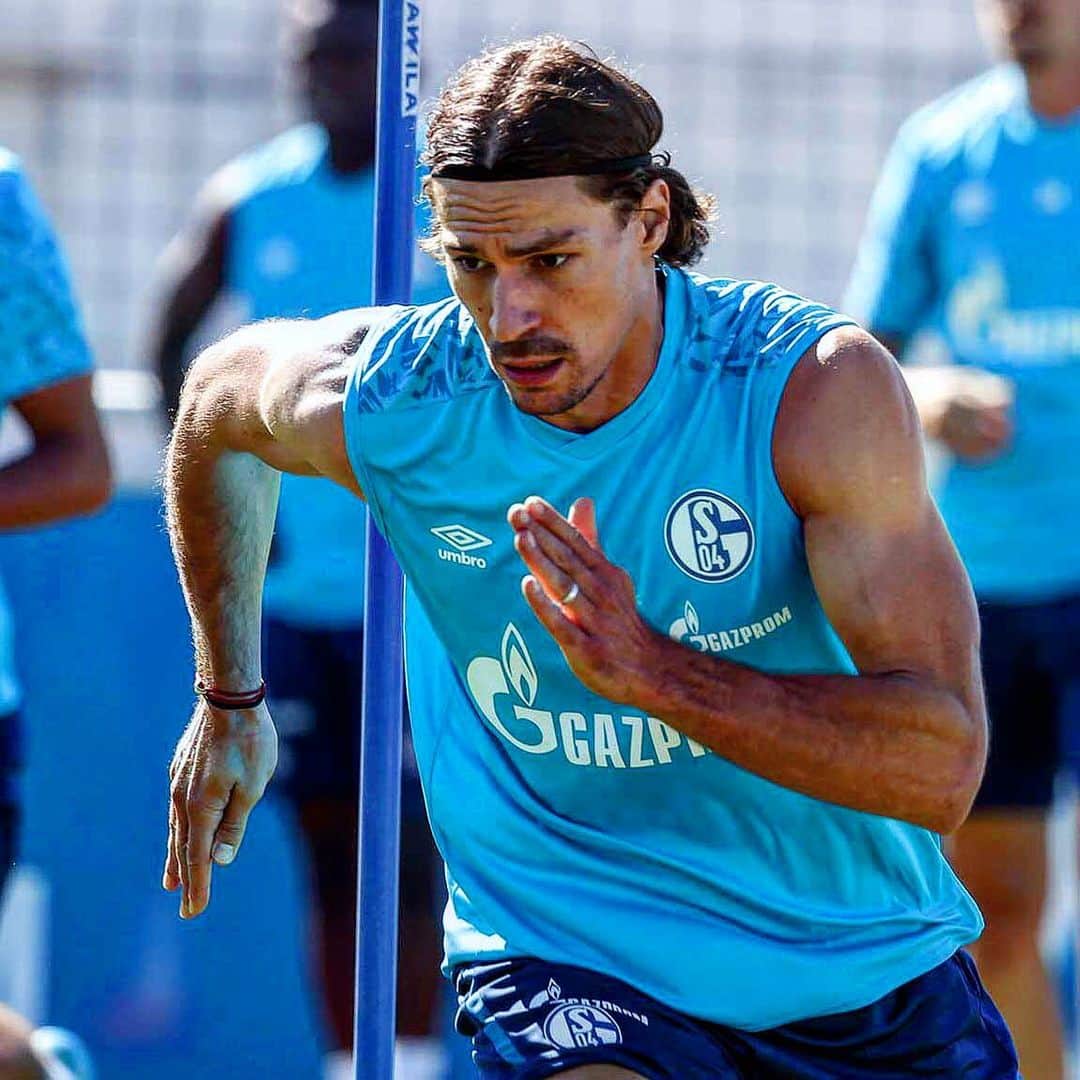 シャルケ04さんのインスタグラム写真 - (シャルケ04Instagram)「Benji's back! 💪🏽 . . #Schalke #S04 #Knappen #Football #Soccer #BenjiBleibt #Training #Strong #Muscle #Fitness #🔵⚪️」8月5日 20時57分 - s04