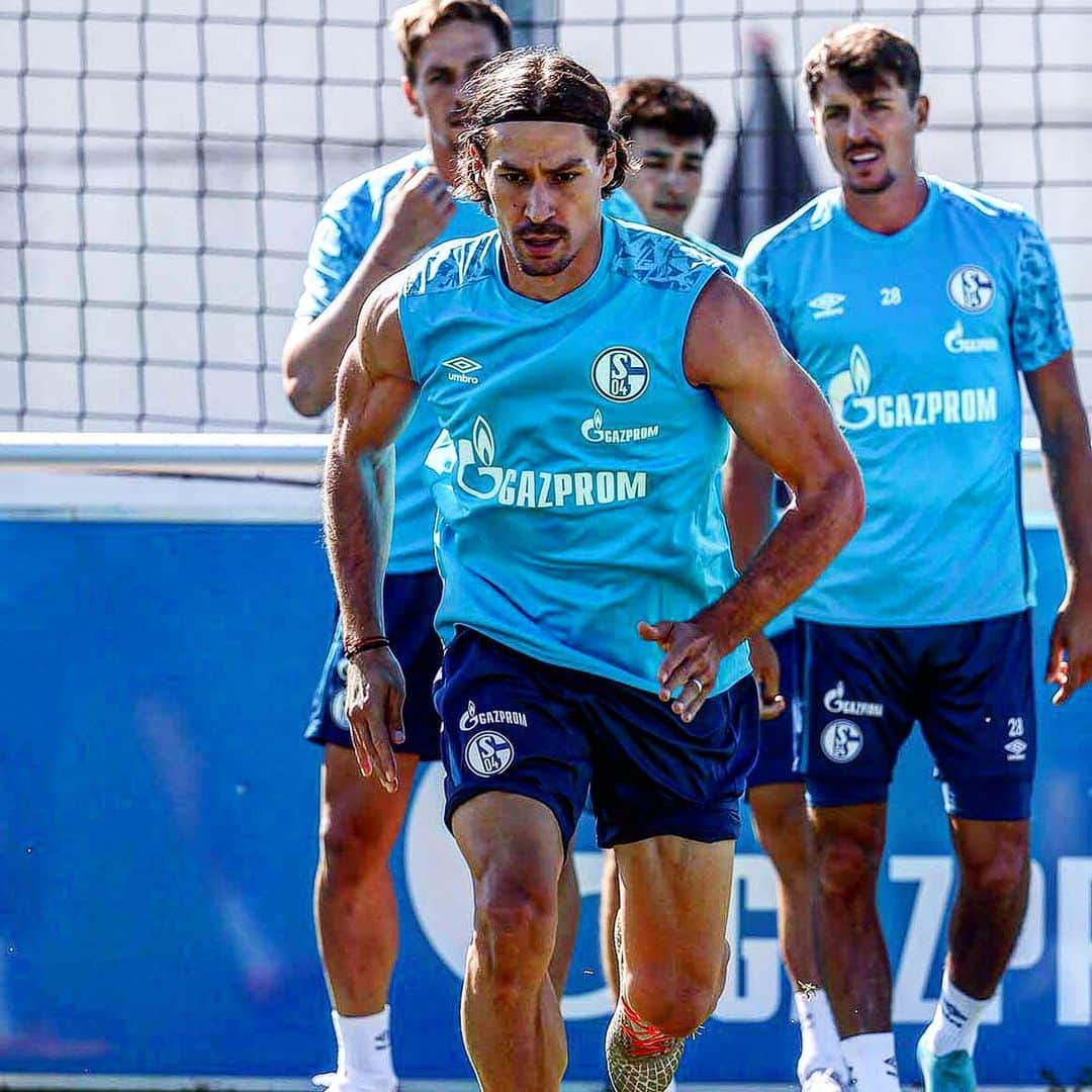 シャルケ04さんのインスタグラム写真 - (シャルケ04Instagram)「Benji's back! 💪🏽 . . #Schalke #S04 #Knappen #Football #Soccer #BenjiBleibt #Training #Strong #Muscle #Fitness #🔵⚪️」8月5日 20時57分 - s04
