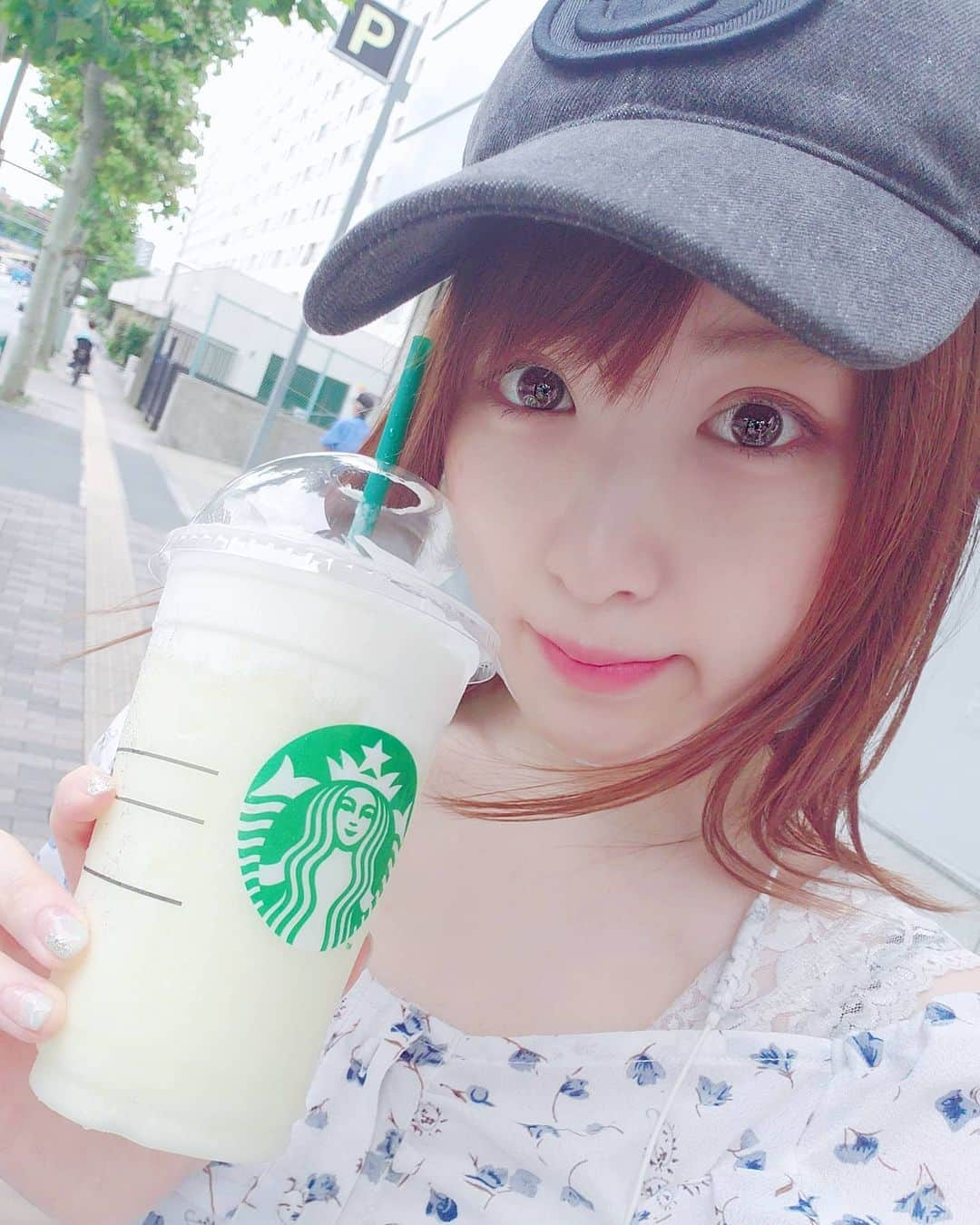 小田桐奈々さんのインスタグラム写真 - (小田桐奈々Instagram)「スタバでカスタムしてフローズンレモネード🍋💓 * * #スタバ #カスタム #バス待ち中」8月5日 20時57分 - odagirinana