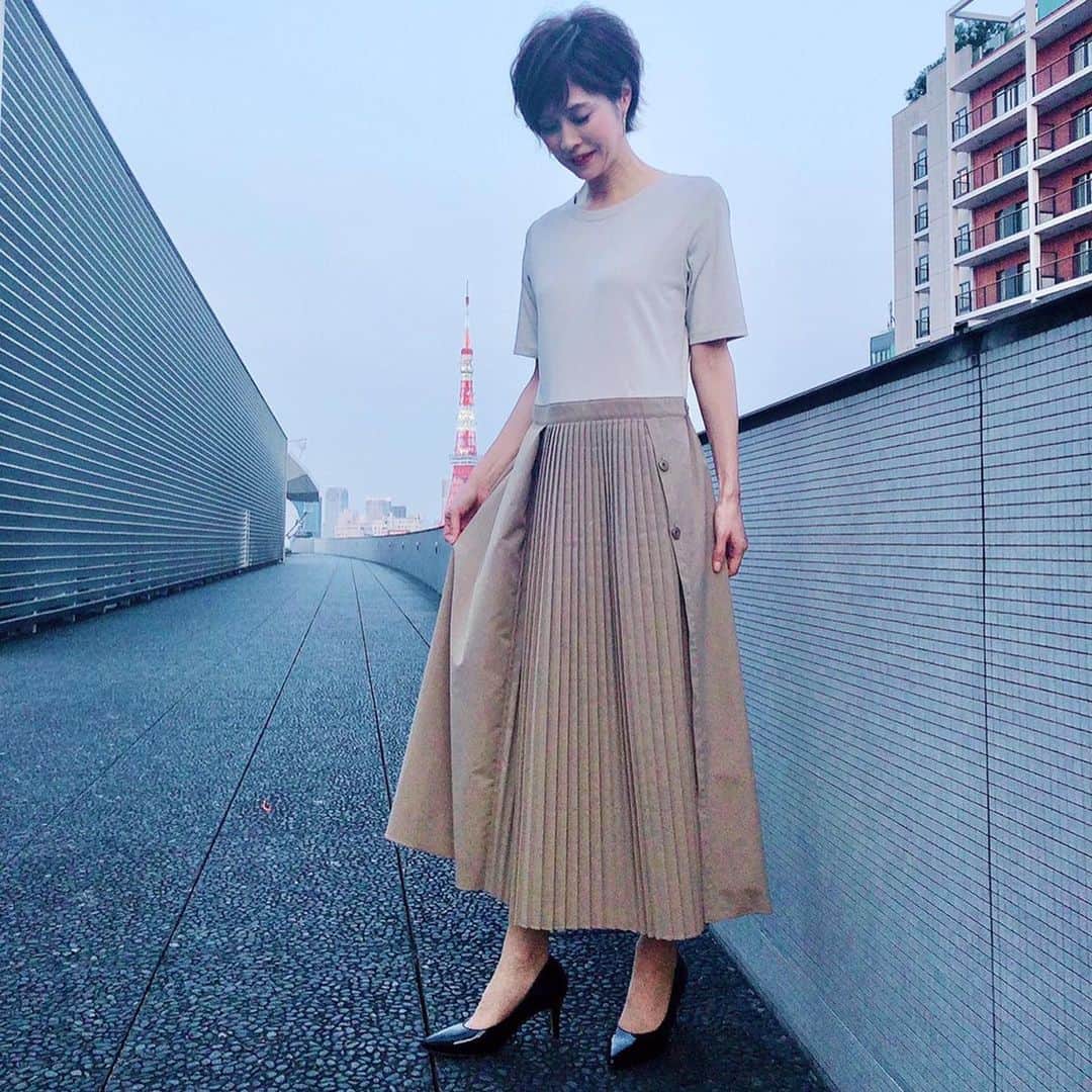 今村涼子さんのインスタグラム写真 - (今村涼子Instagram)「#衣装#コンビ切り替えワンピース #ドゥクラッセ#DoClasse スカート部分の切り替えがポイントで、上はスッキリとしていてお洒落感のあるワンピでした。 #ドラえもん天気 #スーパーJチャンネル」8月5日 21時07分 - ryoko.imamu
