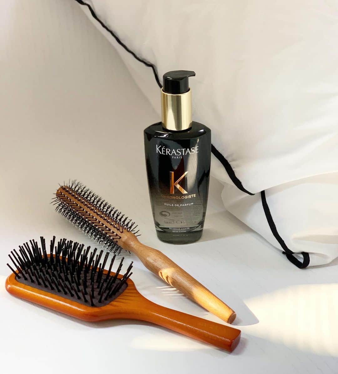 ハンナミのインスタグラム：「お家でのヘアケア🧺🧡﻿ ﻿ 最近買い替えたヘアトリートメント.﻿ 髪のうねりが少しでも収まるといいな, ,﻿ ﻿ ブラシはavedaのものと 前髪用のロールブラシ♡ このロールブラシすごく使いやすくて 前にストック買いしててよかった-🙂  #헤어케어 #데일리템 #ヘアケア」