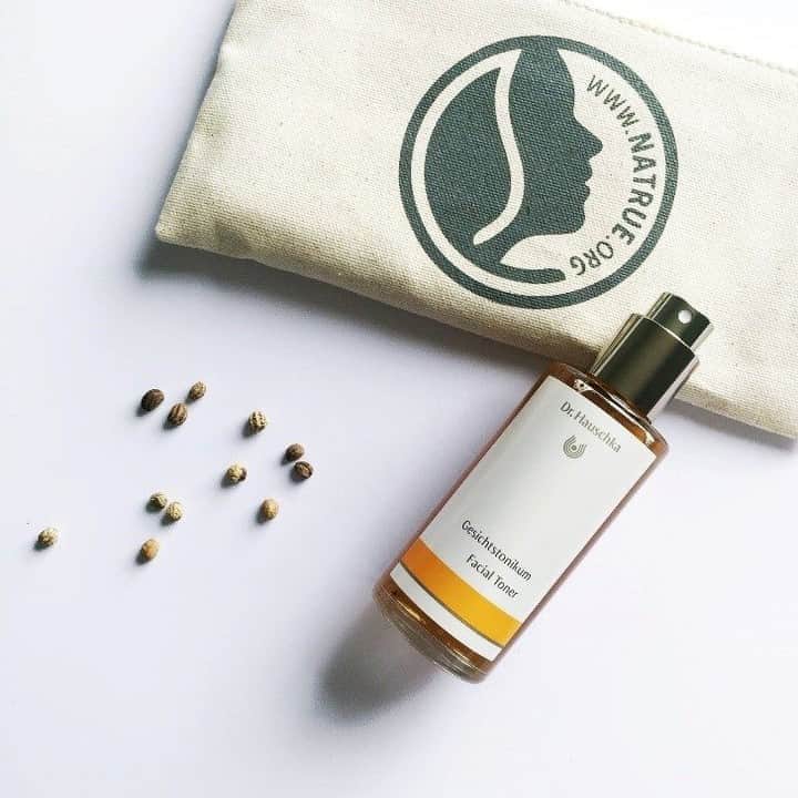 Dr. Hauschka Japan ドクターハウシュカのインスタグラム：「Dr.ハウシュカの製品は全てNATRUEの認証を⁠ 取得しています。⁠ NATRUEはヨーロッパのとても審査の厳しい⁠ オーガニック・ナチュラルコスメの認証です。⁠ .⁠ .⁠ 可能な限りオーガニックであることを追求して、⁠ 動物実験は行わず、環境に配慮した製造工程を⁠ 実践して、100％天然由来の成分を使用しながら、⁠ 遺伝子組み換え植物などは使用していません。⁠ .⁠ .⁠ お肌や人だけではなく、周りの環境や地球に配慮した⁠ サステナビリティの実践を50年以上のあいだ、⁠ 真摯に続けながら、世界中の皆様へ製品をお届けしています。⁠ .⁠ .⁠ #drhauschka #Drハウシュカ#ドクターハウシュカ#ナチュラルコスメ　#オーガニックコスメ#スキンケア#オーガニックスキンケア#ナチュラルメイクアップ#植物エキス#オーガニックメイク#植物療法　#リズム製法　#ホリスティックビューティ#ナチュラルビューティ#ハーブ#アントロポゾフィ#drhauschkalive #nature #植物エキス #ホリスティック#サステナブル#クリーンビューティ#エコフレンドリー#ドイツ#ドイツコスメ#持続可能#有機農法#バイオダイナミック農法#フェアトレード#クリーンビューティ」