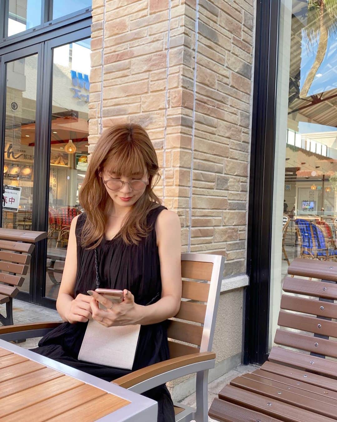 のインスタグラム：「娘が撮ってくれてた☺️📸 夏休みで珍しく習い事も予定の無い娘と必要なものをさっと買い出しへ👗🌿 . サングラスは　@a.d.s.r._official  ブラックのワンピースは去年の @merci__jp  飽きがこず、来年も着たいと思える上質なお洋服がクローゼットに厳選されてきた30代👗 MERCIのお洋服が、みなさんのそんな存在になるように..🌿 今日も自分のやるべき事を丁寧に✏️ . #休日#ootd#サングラス #adsr#jilsander #ジルサンダー#ワンピース#ワンピースコーデ」