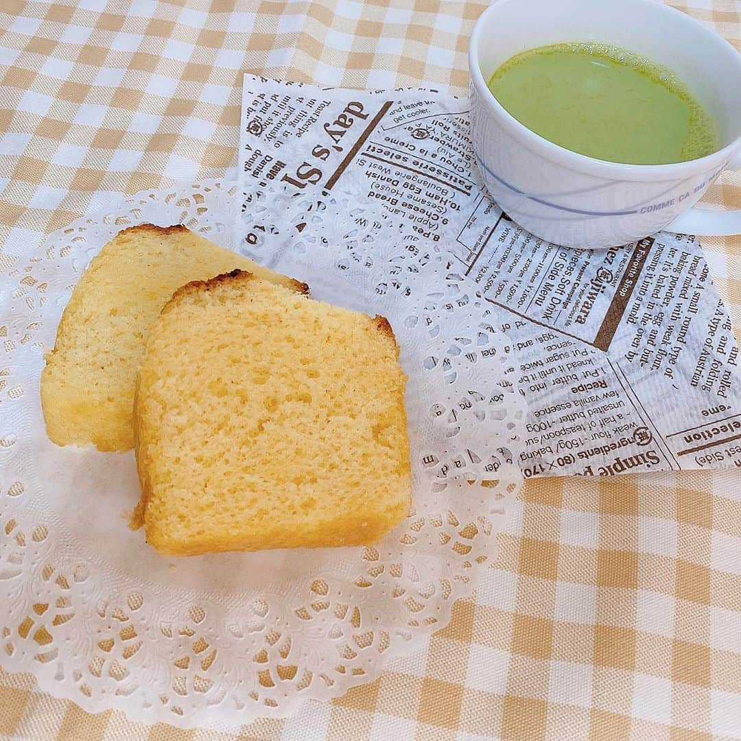 小川紗奈さんのインスタグラム写真 - (小川紗奈Instagram)「パウンドケーキ作りました🍰﻿ ﻿ (欠けているのは焦げてしまったからです)﻿ ﻿ 抹茶ラテと合わせて食べましたよ〜﻿ ﻿ バターを使わなかったので、あっさりしていました🙆🏼‍♀️﻿ ﻿ ﻿ #パウンドケーキ #ケーキ作り #手作りお菓子 #手作りスイーツ #おうち時間 #おうちカフェ」8月5日 21時02分 - sana_hkt48