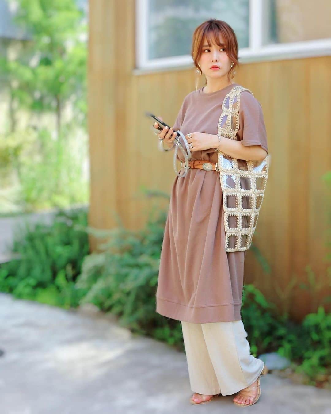 のインスタグラム：「‥ いつかのお仕事服。 ベージュ系でワントーンコーデ。小物はクリア系多め。お洋服は上下とも【reca(@reca.yahoo )】のものです。 ∵ ∵ #reca #recaコーデ #お仕事コーデ #お仕事スタイル #ママコーデ #ママファッション #大人ファッション #30代コーデ #アラフォーコーデ #大人可愛い #ミヤマリ #vocest #vocemagazine #美容ブロガー #インフルエンサー #超未熟児ママ #ママ #ワーママ #ワーママコーデ #男の子ママ #mamagirl #おしゃれさんと繋がりたい #男の子ママと繋がりたい」