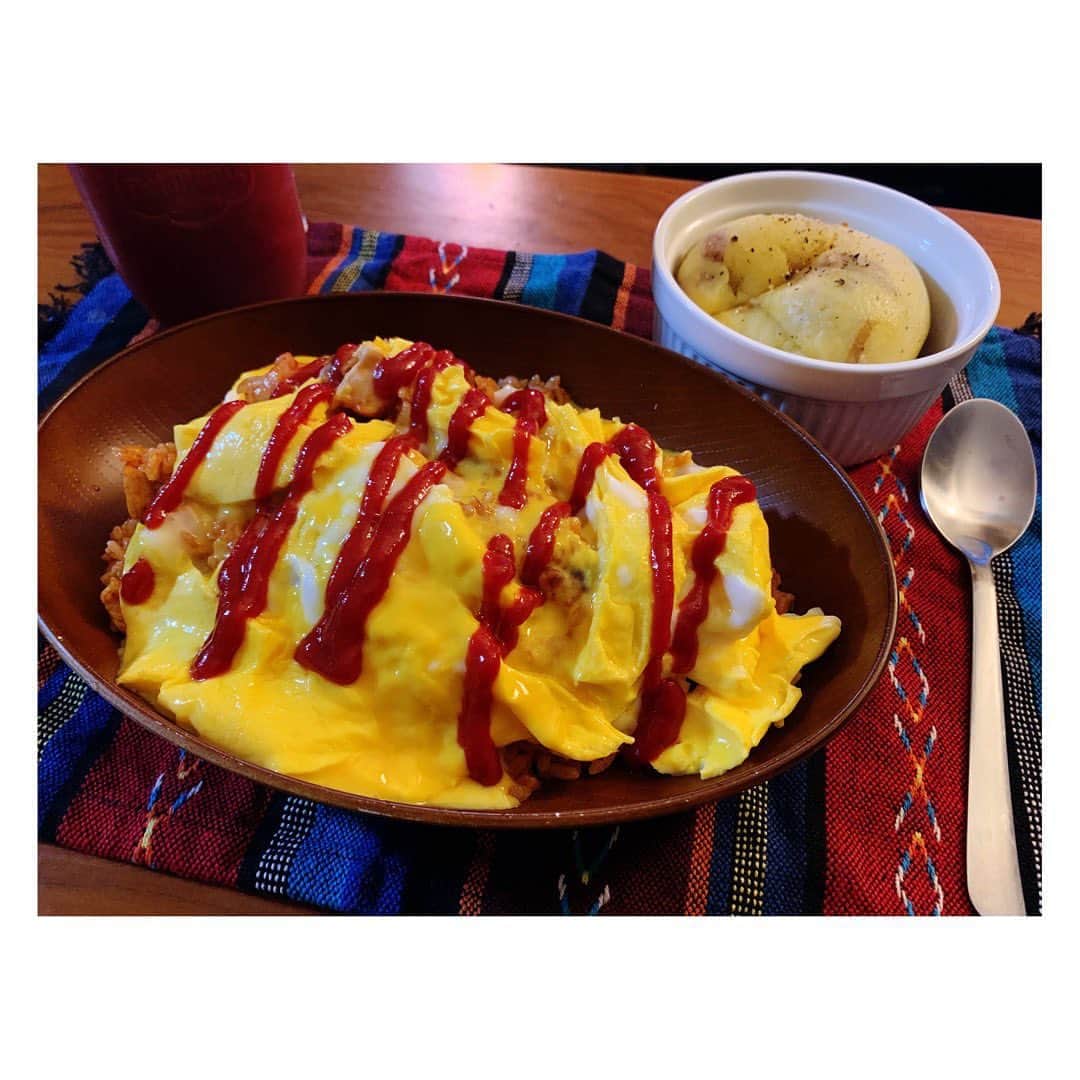 長田成哉のインスタグラム：「という事で アイラップで作ったポテトサラダと アイラップで作った半熟オムレツをブチ乗せたオムライス。🤡  #個人的な自炊の記録」