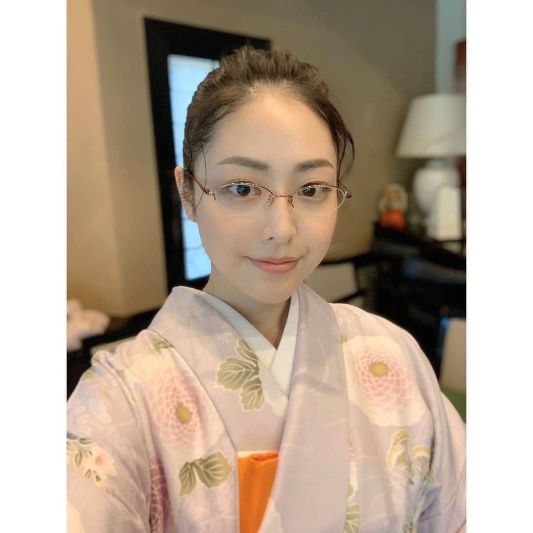 松浦雅さんのインスタグラム写真 - (松浦雅Instagram)「久しぶりにドラマ出演のお知らせです🙋🏻‍♀️ 8/12 22:00〜放送の、 日本テレビ系 ドラマ「私たちはどうかしている」に、 西村里美役として出演させて頂きます。 1話のみ、冒頭1シーンの出演ですが 華やかでとっても印象的なシーンになっていると思います(^^) メガネつけた役って何気に初めてかも？ とにかくロケーションが最高でした！ 可愛いらしい和菓子に是非きゅんとしてください🦜♡ #私たちはどうかしている #松浦雅 #着物 #kimono #japan」8月5日 21時05分 - m.miyabi614