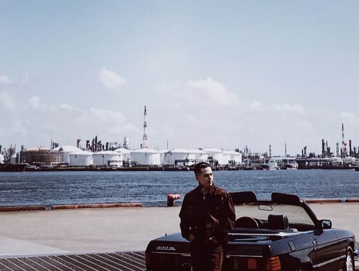 T-PABLOWのインスタグラム：「俺らBay Side出身⛴🏭﻿ ﻿ 8/7に3年ぶりのアルバム﻿ “BAD HOP  WORLD” が発売されます。﻿ リスニングセッションを含め、3年ぶりのアルバムだし色々と話したい事もあるから﻿ 明日の18時からインスタライブでもやろうかな👌﻿ いきなりだけどみんな準備出来る？﻿ ﻿ #BADHOPWORLD」