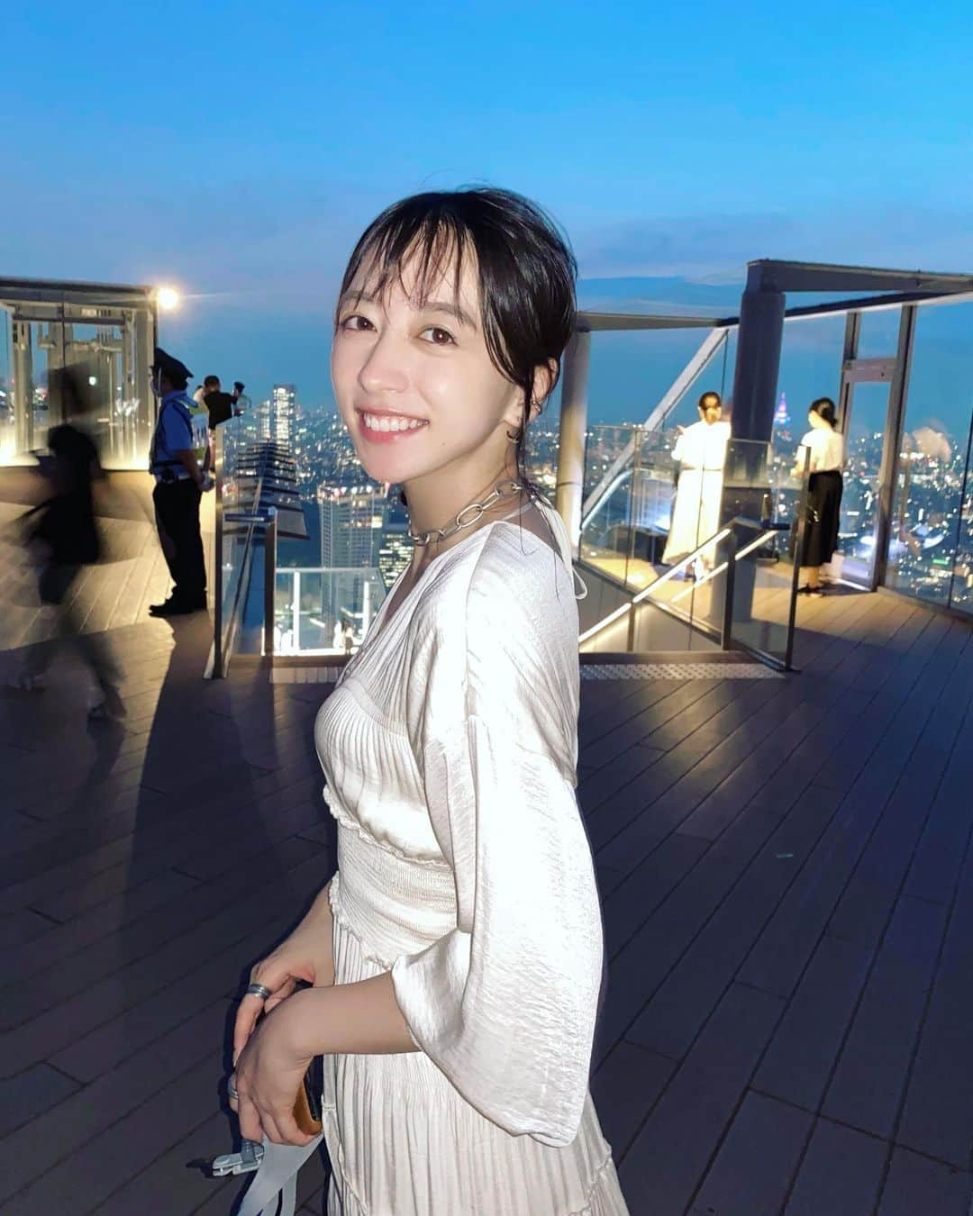 井元麻帆のインスタグラム：「久しぶりの撮影の後、 久しぶりの友人と渋谷スカイへ🗼✨ 全然フラッシュの設定ができなくて手間取ってる三枚目です🙂 #たのしかた #久々づくしの日🤤 #渋谷スカイ 撮影の時だけマスク外してます🙏🏻」