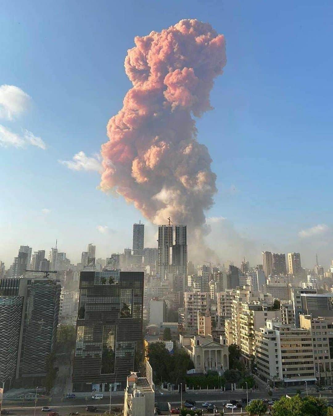 Discover Earthさんのインスタグラム写真 - (Discover EarthInstagram)「⚠️WARNING: GRAPHIC IMAGES⚠️ Our heart and prayers to Lebanon 🙏🏽💔 ⁣⁣⁣ ⁣⁣⁣ The Port that was destroyed yesterday in the Beirut Blast was a main point in distributing food to the country. The wheat silos were destroyed. This is horrific for a country already going through an economic crisis, with many unable to afford food.⁣⁣ ⁣ Tonight people in Beirut are going to sleep in shattered homes, during a pandemic, with a collapsing economy led by corrupt politicians, surrounded by countries that have attacked & threatened them and a world that has abandoned them and their refugees. ⁣ ⁣ It left over 300’000 people homeless and thousands wounded. If you can donate to support this crisis, visit @lebaneseredcross or @impact.lebanon.   #Beirut #Lebanon #Humanity #prayforlebanon   Caption by @gerardadams」8月5日 21時29分 - discoverearth