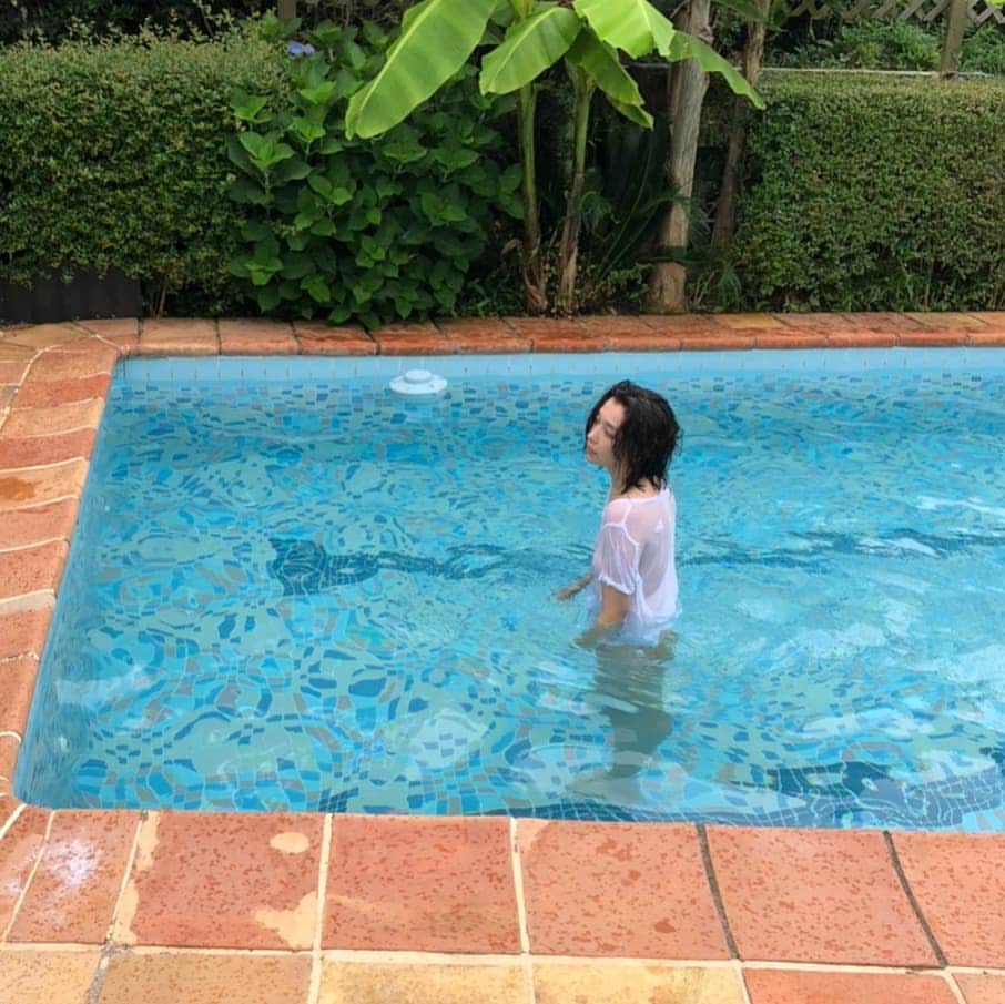 山崎真実さんのインスタグラム写真 - (山崎真実Instagram)「梅雨明けして毎日暑いですね。 夏が好きな私は嬉しいけど、なるべく家で夏を満喫しようと考え中です。 この暑さだとプール入りたくなりますね。 プールとかプライベートで10年以上行ってないかも。 だから狭いけど水風呂にでも入ろうかな(笑) プールに行った気分に少しはなれそう(笑)  #夏が来た #暑い #夏満喫したい #プール #大人グラビア #インスタグラビア #山崎真実」8月5日 21時29分 - mami_yamasaki0920