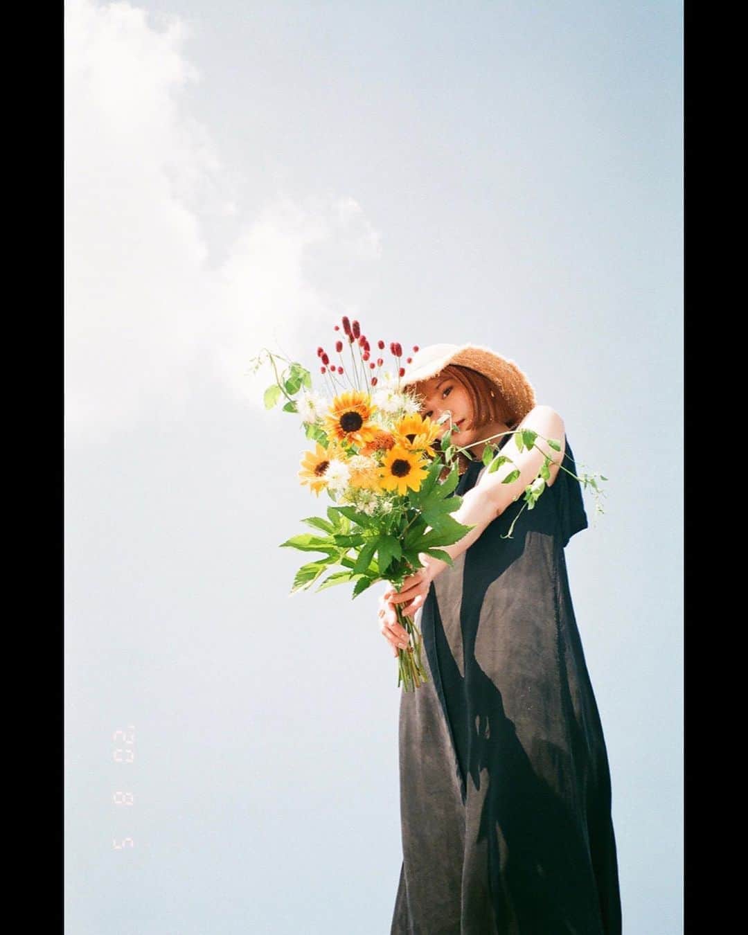 横田ひかるさんのインスタグラム写真 - (横田ひかるInstagram)「本日25歳になりました🌻  日々、支えてくれる皆様に感謝します。 これからもよろしくお願いします。  花束のプレゼントと 写真を撮ってくれたのは、親友。  2020.08.5  #hikarufilms」8月5日 21時29分 - _rncn950805