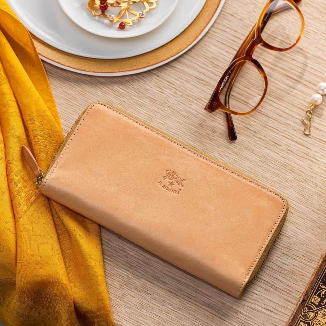 イルビゾンテのインスタグラム：「The wallet that gets better with time.  ☆ #ilbisonte #accessories #womenwallet」