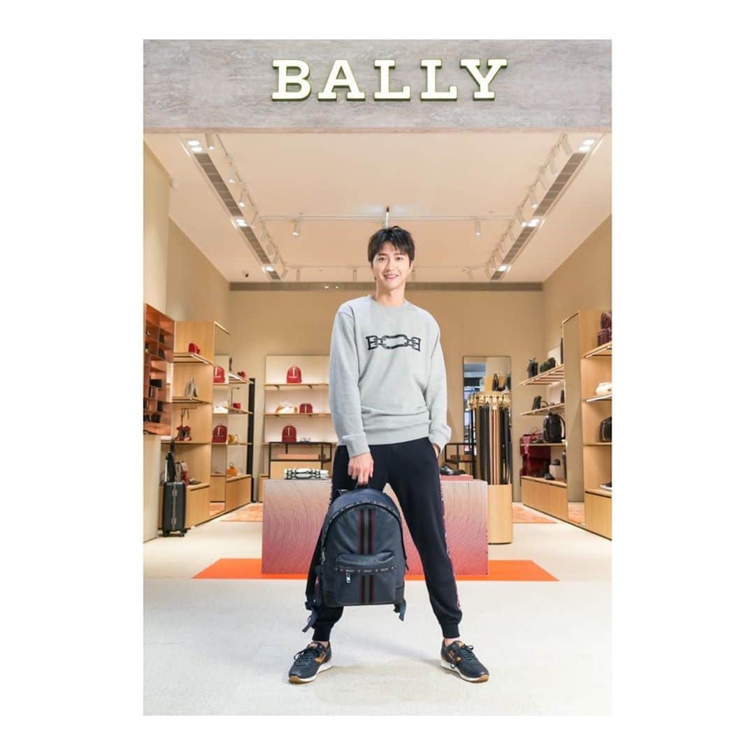 江宏傑さんのインスタグラム写真 - (江宏傑Instagram)「今天出席BALLY品牌時尚記者會 非常榮幸也很感謝 平常的我也很常關注時尚流行資訊 雖然不敢說很了解 但以前也曾買過BALLY的鞋子 最開心的是聽到BALLY有針對運動用途設計的鞋款，覺得很驚喜 新品的包包也都很有型實用 我自己很喜歡簡單卻又有設計感的搭配 你們也喜歡嗎💕 #BALLY  Bally #跟我說最喜歡哪一張～」8月5日 21時36分 - chiang_hung_chieh