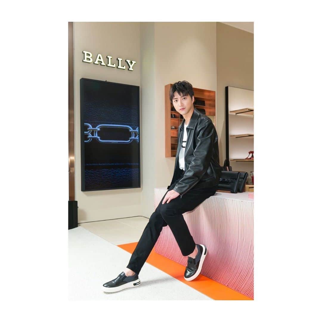 江宏傑さんのインスタグラム写真 - (江宏傑Instagram)「今天出席BALLY品牌時尚記者會 非常榮幸也很感謝 平常的我也很常關注時尚流行資訊 雖然不敢說很了解 但以前也曾買過BALLY的鞋子 最開心的是聽到BALLY有針對運動用途設計的鞋款，覺得很驚喜 新品的包包也都很有型實用 我自己很喜歡簡單卻又有設計感的搭配 你們也喜歡嗎💕 #BALLY  Bally #跟我說最喜歡哪一張～」8月5日 21時36分 - chiang_hung_chieh
