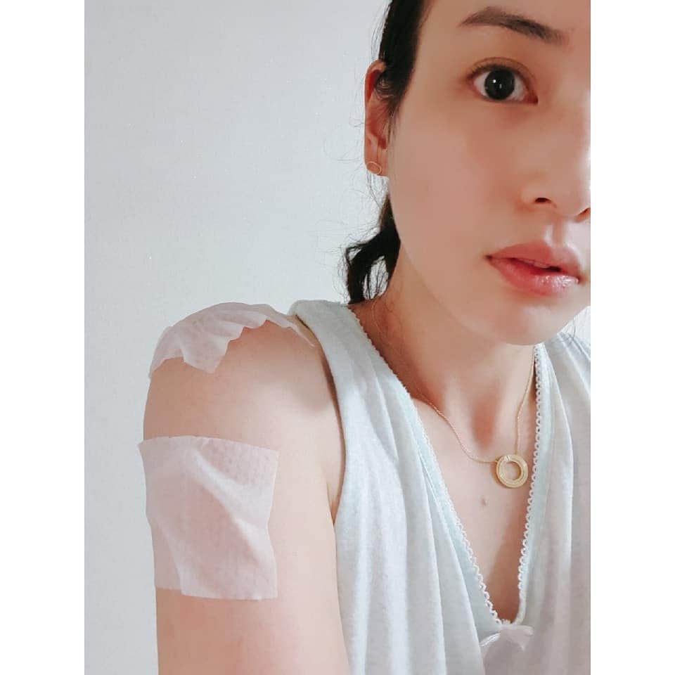 チョン・ダへのインスタグラム：「내가. 왜, 이러고 있는가 하면 애들이랑 놀아주느라, 제주도의 태양을 잠시 잊고, 방심한 탓에 요로코롬  씨뻘겋게 익었다. ᆞ 어깨가 뜨겁길래 급한데로 엄마 레이스무늬 가디건 걸쳤더니 그 무늬 그대로 타버렸......😢 ᆞ 제주의 태양은 캘리포니아보다 뜨겁습니다.☀️ ᆞ (어쩌다보니 제주도 피드의 모든게 쌩얼이고 절반이상이 잠옷.... 여기가 바로 자연인....) ᆞ #딸래in제주#나는자연인이다 #제주도민#제주맘 #레이스무늬어쩌지 #올리브영은너무멀구나 #이럴땐#뷰디아니#뷰디아니토너티슈#넌진짜인정#배우정다혜」