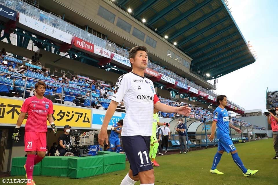 Ｊリーグさんのインスタグラム写真 - (ＪリーグInstagram)「.﻿ #キングカズ 降臨👑✨﻿ ﻿ #横浜FC の #三浦知良 選手が﻿ 本日のＪリーグYBCルヴァンカップ グループステージ第2節に出場し、#ルヴァンカップ 最年長出場記録(53歳)を更新しました💪﻿ ﻿ #Ｊリーグ﻿ #jleague﻿ ﻿ #yokohamafc #💙﻿ #カズ #kazu #kingkazu ﻿ #キング #king #👑﻿ #ルヴァン #levain﻿ #かっこいい #cool﻿ #イケメン #ダンディ #dandy﻿ #記録 #記録更新﻿ #最年長﻿ #サッカー #soccer﻿ #football #⚽️」8月5日 21時36分 - jleaguejp