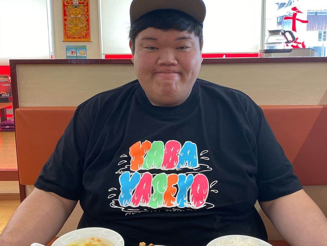 カバのインスタグラム：「本日のでぶ活。 ダブルアート真べぇに3XLのYABAYASEYO Tシャツ作ってもらった！これ着て初めてご飯食べに行ったら、おかずの皿にサラダ盛ってあるのに、別皿でサラダ付いてきたよ！店員さんからのエールと捉えてます！ あぁ、痩せたい！ . . #本日のでぶ活 #でぶ活 #ダブルアート真べぇ #木村耕太郎 #YABA YASEYO #別皿サラダ #店員さんからのエール #あぁ、痩せたい」