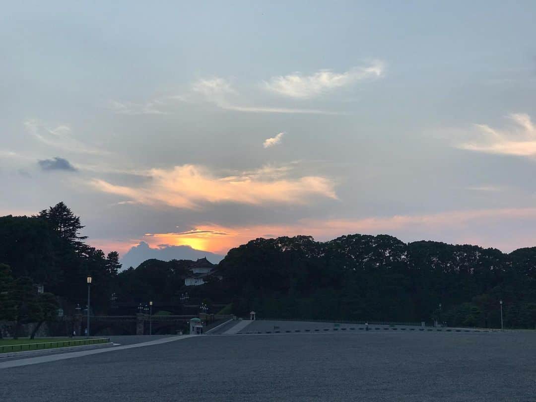 のインスタグラム：「Sunset at the imperial palace🇯🇵水曜アフター6の皇居はヘルシーなムードです🏃🏻‍♂️🏃🏼🏃🏻‍♀️🚴🏼‍♂️🚴🚴🏻‍♀️ #皇居 #ノー残業デー #都内サイクリング #tokyocycling」