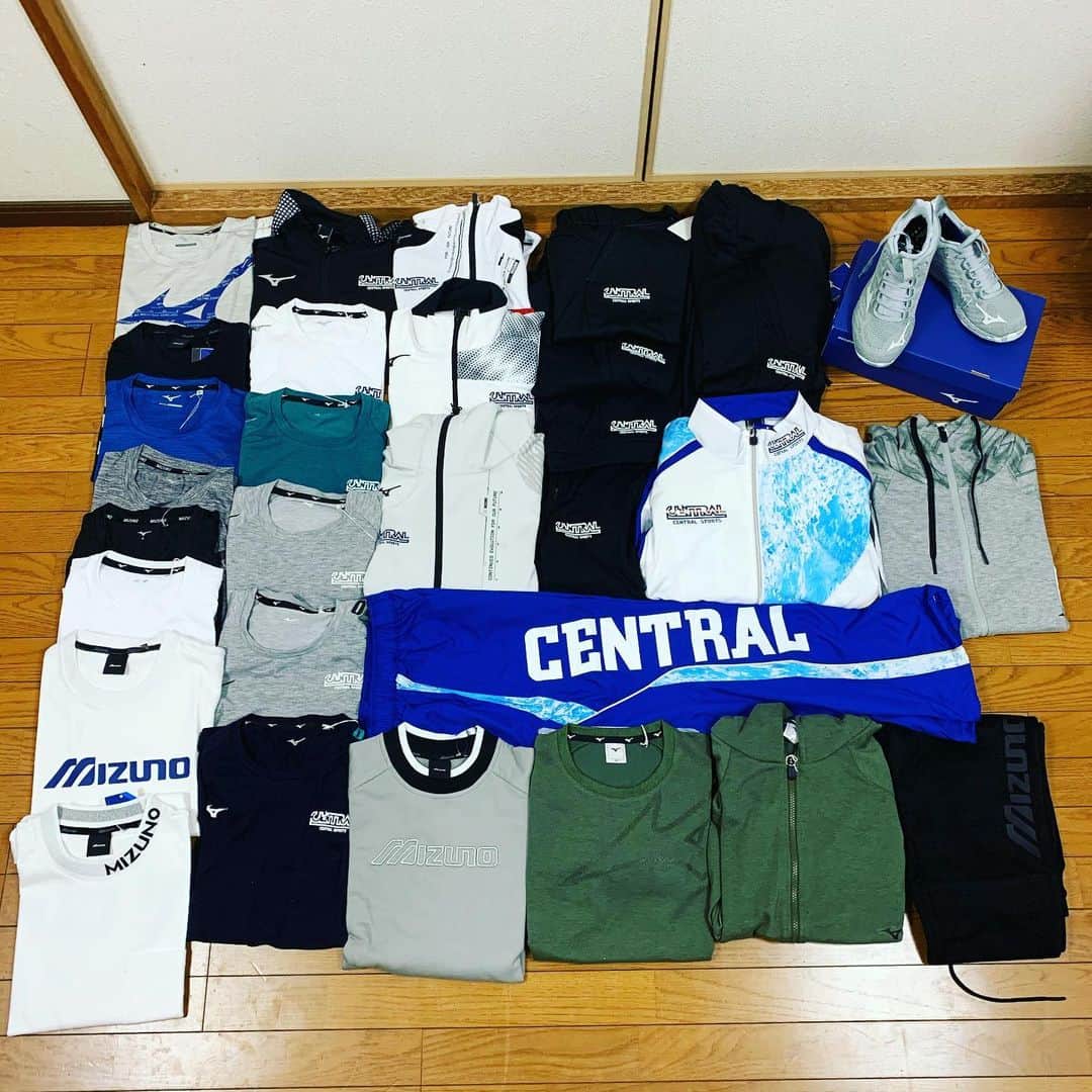のインスタグラム：「. 今シーズンのウエアが届きました！ す、すごい... これで毎日頑張ります💪  いつもサポートありがとうございます。  #セントラルスポーツ #ミズノ」