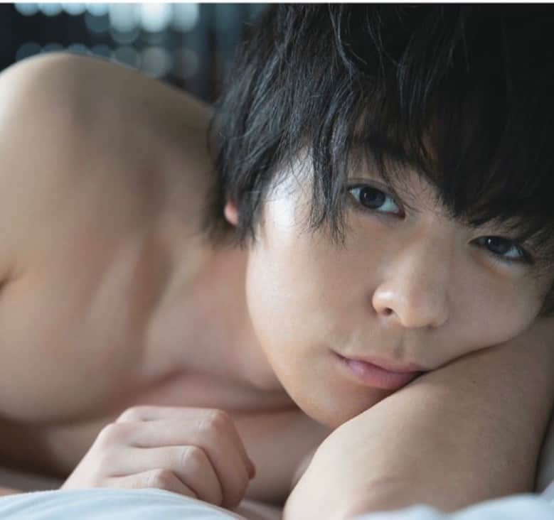 犬飼貴丈さんのインスタグラム写真 - (犬飼貴丈Instagram)「女性自身、載せていただきました。 また裸ですすみません。 是非チェックしてみてください！ #女性自身#腹筋割れた#自粛期間の賜物#肉体#お願いマッスル」8月5日 21時39分 - atsuhiro.inukai_official
