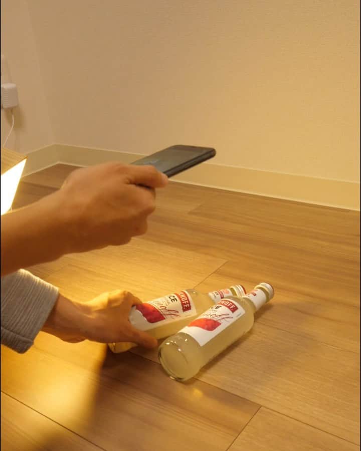 ぞのさんっのインスタグラム：「・ ・ 飲み物 × iPhone 📱 ・ 前回のレッドブルが好評だったので、スミノフもこっそりあげときます←笑 良かったらシェアしてね😉 ・ あ、あと落とすの これめっちゃ難しいです。笑 ・ ・ Smirnoff × iPhone📱 ・ The last Red Bull was so popular that Smirnoff sneaks up ← lol ・ Please share if you like 😉 Oh, by the way, it's very difficult to drop.  LOL ・ #videotips #filmmakers #creative  ・ #動画 #動画編集 #動画制作 #動画撮影 #映像 #カメラワーク#スポーツ #スマホ #iphone #おすすめ #自然 #自然が好き #インテリア #デザイン #デザイン好き」