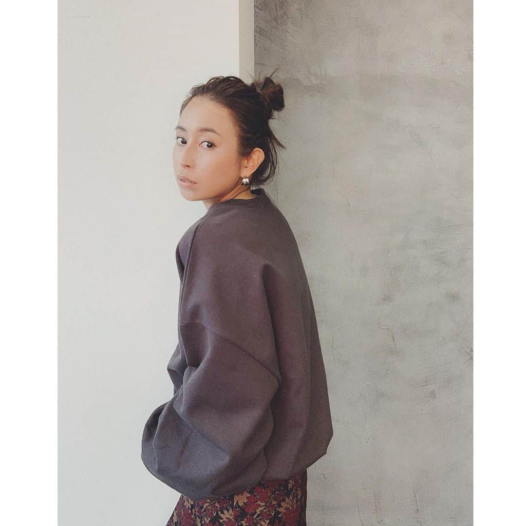 佐藤有里さんのインスタグラム写真 - (佐藤有里Instagram)「. . こないだご紹介した、 #ショートボリュームスウェット . 袖がたまらん💛 . . 明日夜20:00〜 @credona_official アカウントで このスウェットをご紹介します🤤💭 . . みんなミテネ💓 . . #credona#credona_official  #スウェット#カジュアル#大人カジュアル#クレドナ#155cm#20fw#コーディネート」8月5日 21時40分 - yuri_212