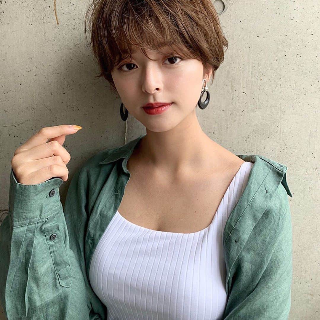 かおりのインスタグラム：「・ ・  どんな表情なんだろ？🤔笑  #ノースリーブ　#アースカラー」
