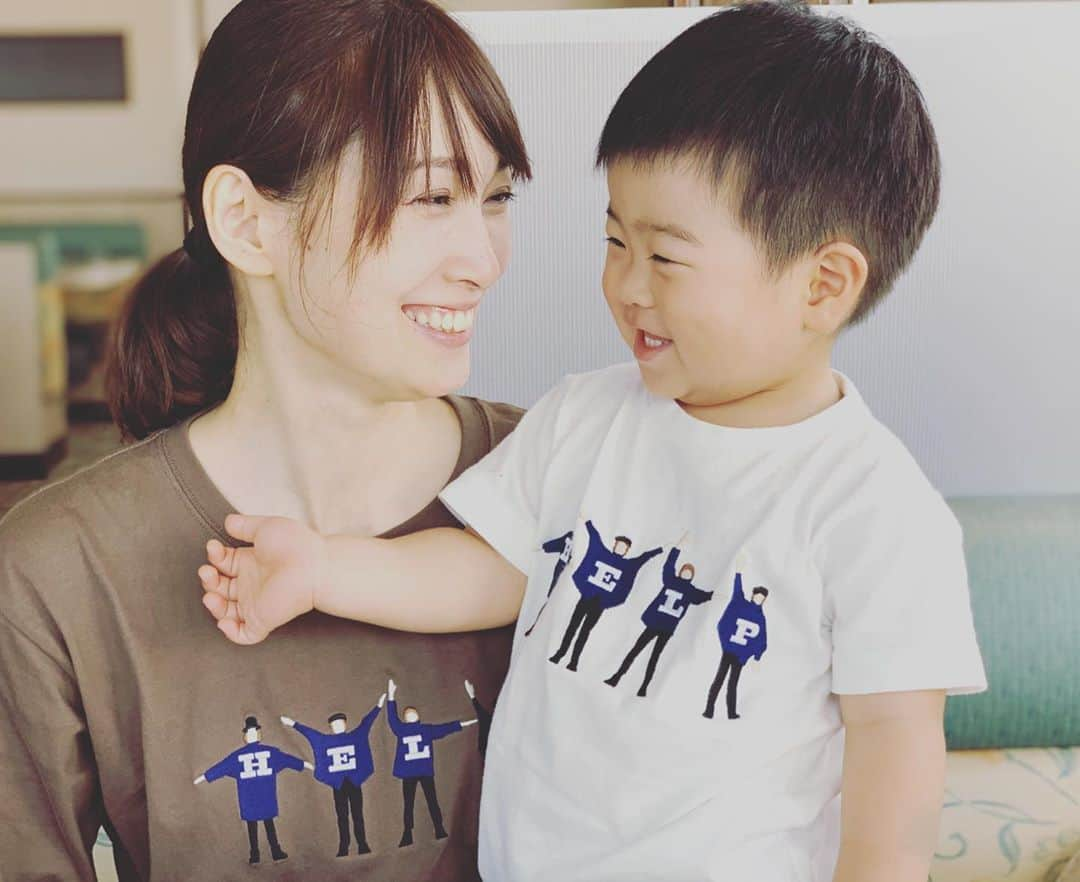 星野涼子さんのインスタグラム写真 - (星野涼子Instagram)「お揃いでビートルズ　HELP Tシャツ⭐︎ ショッカー(仮面ライダーの悪役)と間違えられたことあり(笑)  #ビートルズ　#thebeatles #ビートルズtシャツ #お揃い　#ニコイチ　#親子コーデ　#ootd #tシャツ　#1歳　#1歳7ヶ月 #子育て　#育児　#ショッカー #ペアルック　#tshirt #1yearold ＃japan #일본 #티셔츠 #페션 #아들맘 #아들스타그램 #ships ＃シップス」8月5日 21時47分 - ryoko.hoshino