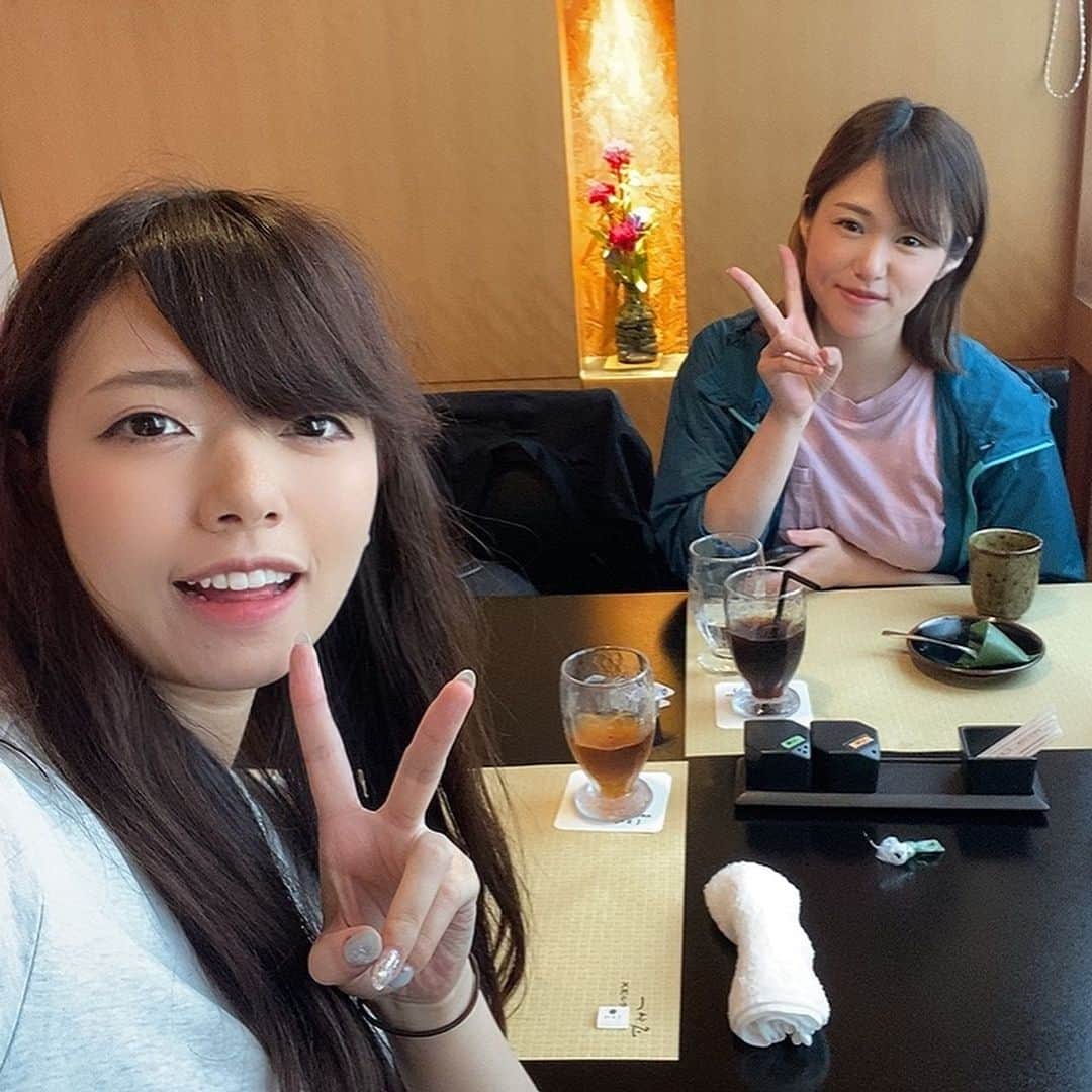 なっちゃんさんのインスタグラム写真 - (なっちゃんInstagram)「ハーレー女子のいよちゃんと作ったひと夏の思い出🎶バイクで大雨に打たれてもあとに残るのは美しい記憶…と✍ ． 天然うなぎほんとに美味しすぎたー😂こんな高級ランチ初めてでドキドキしたよね🥺❣️❣️大黒ふ頭行くまで相変わらずドタバタしたけど（笑）楽しかった✨✨ 動画も見てね(✌'ω' ✌) ． #稀に暇なol_なっちゃん #ゆとりfam #いよちゃん #ハーレー女子 #バイク好きな人と繋がりたい #バイクのある生活 #バイクのある風景 #バイク乗りと繋がりたい #バイク女子 #バイクのある景色  #鰻ツーリング #土用丑の日 #sr400 #sr女子 #キックスタートはロマンチック #モトブログ # モトブロガー #モトブログ更新 #harleydavidson #FXDC #motorcycle #motorbike」8月5日 21時48分 - bored_motor