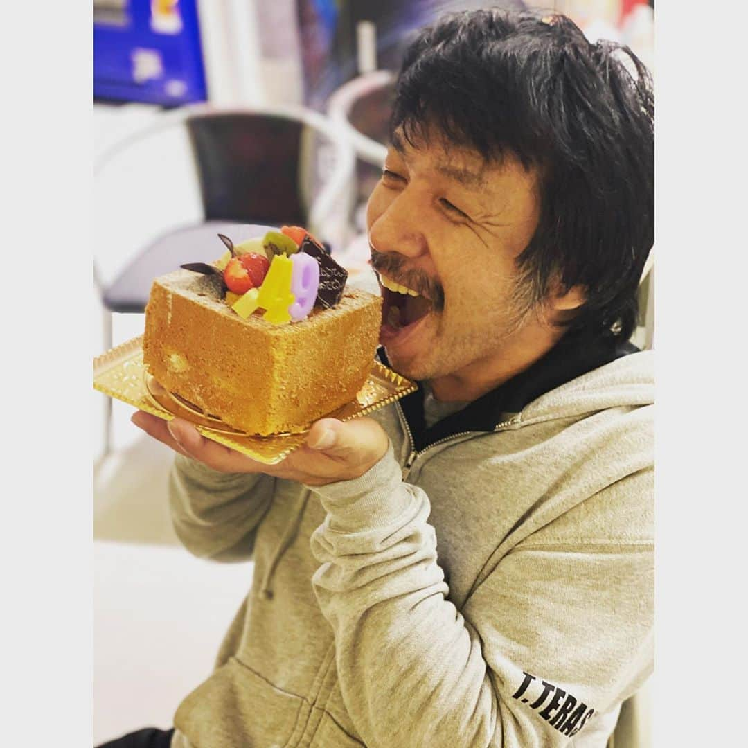 寺下智香（プロボウラー）のインスタグラム：「パパお誕生日おめでとう🎂🎉✨ いつもありがとう‼️  #パパ #お父さん #お誕生日おめでとう #49歳 #まだまだ若い #ずっと元気でいてね #今年は12時ピッタリにお祝い出来ました」