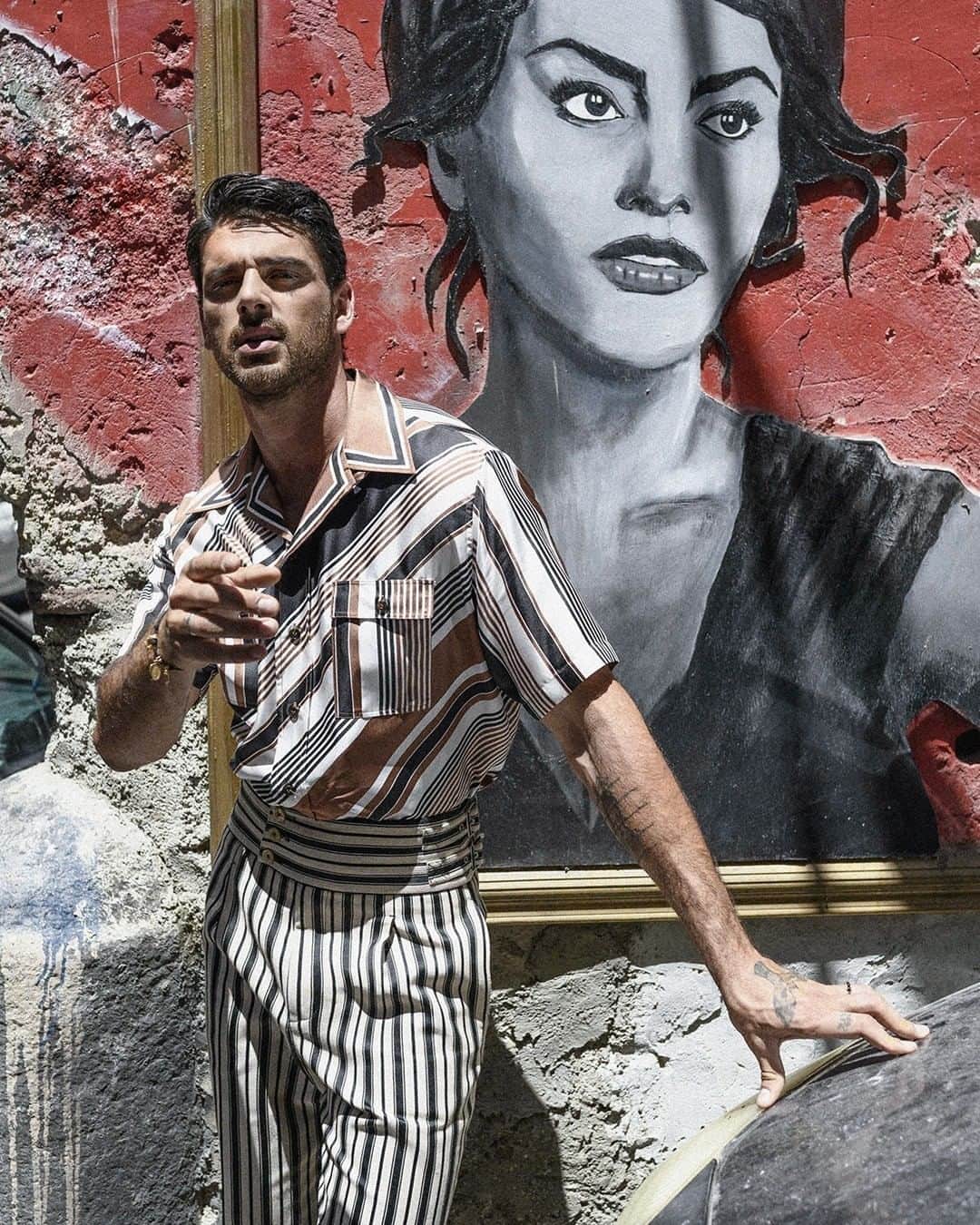 ドルチェ&ガッバーナさんのインスタグラム写真 - (ドルチェ&ガッバーナInstagram)「Summer in Napoli, Italia. Michele wears a striped #DGSS20 hawaii shirt and trousers.    Shot by @ciropipoli    #DolceGabbana #DGLovesNapoli #MadeInItaly🇮🇹」8月5日 22時00分 - dolcegabbana