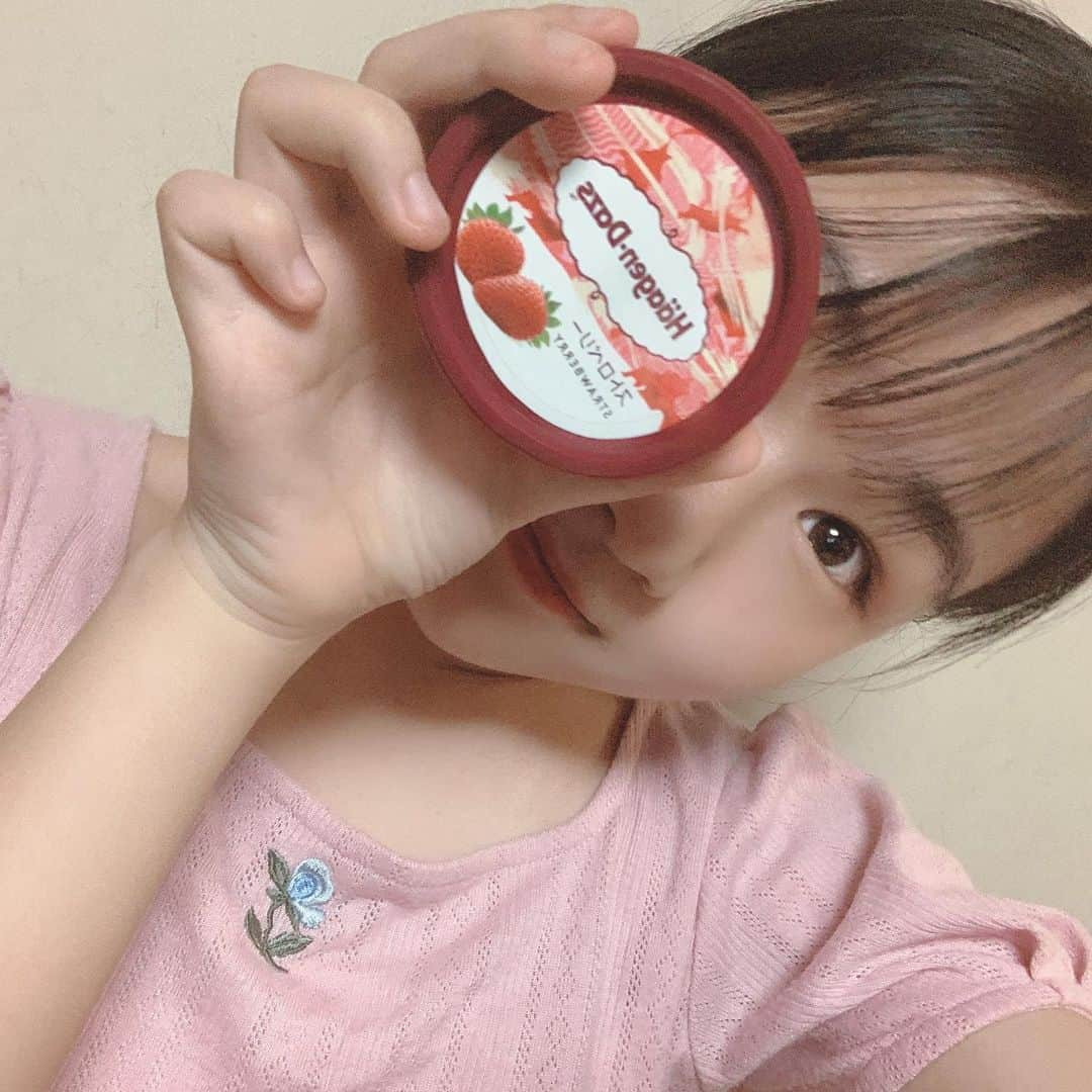 みのり（民謡ガールズ）さんのインスタグラム写真 - (みのり（民謡ガールズ）Instagram)「#ハーゲンダッツ 🍓  #WAWAWA #みのり #いちご #アイス #アイスクリーム #デザート #スイーツ #스윗츠 #아이스 #딸기 #디저트 #strawberry #icecream #ice #haagendazs #pink #dessert」8月5日 21時54分 - wawawa_minori