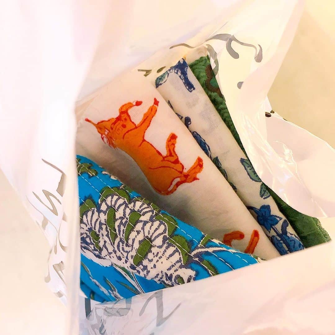 のインスタグラム：「インドのブロックプリントの布のハンカチとスリッパ🐶🧡 #インド #ブロックプリント #todaysspecial #fabric #textile #blockprint #🇮🇳」