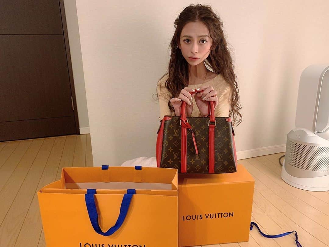 のインスタグラム：「今年の3月7日28歳の 誕生日プレゼント🎁ゎ @louisvuitton  ♥️♥️♥️♥️♥️♥️♥️ はぁ〜。。。。かわいい😭💗‼️ 宝物🎁🎁🎁🎁🎁🎁🎁 旦那くんありがとう😭♥️♥️♥️ #まだ3月の話 #記事5ヶ月おくれてます #誕生日 #誕生日プレゼント #幸せ #ありがとう #宝物 #louisvuitton」