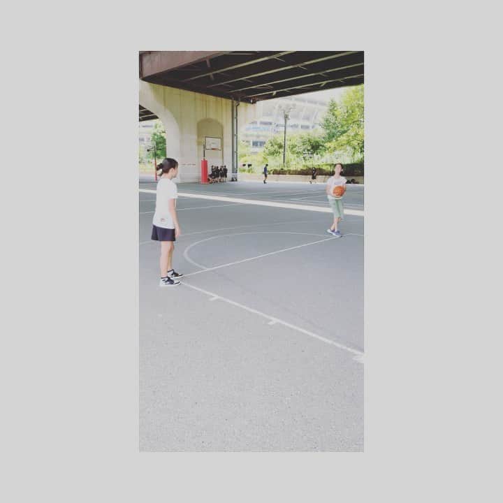 平中克幸のインスタグラム：「. 今日は午前中から4時間バスケ！ . . 長女がバスケ部入ったので練習の お付き合いです🏀 . . ちょっとセンスの無さに🤦‍♂️それでも練習 すれば上手くなると思うのでこれから 特訓していきます笑 . . 娘はその後バレエのレッスン3時間 体力だけはあるようです😅 . . 自分は久し振りにやったわりには3ポイント もそこそこ入ったし、楽しめたました😁 . . #オフ #子供とスポーツ #いい汗かいた  #バスケットボール」