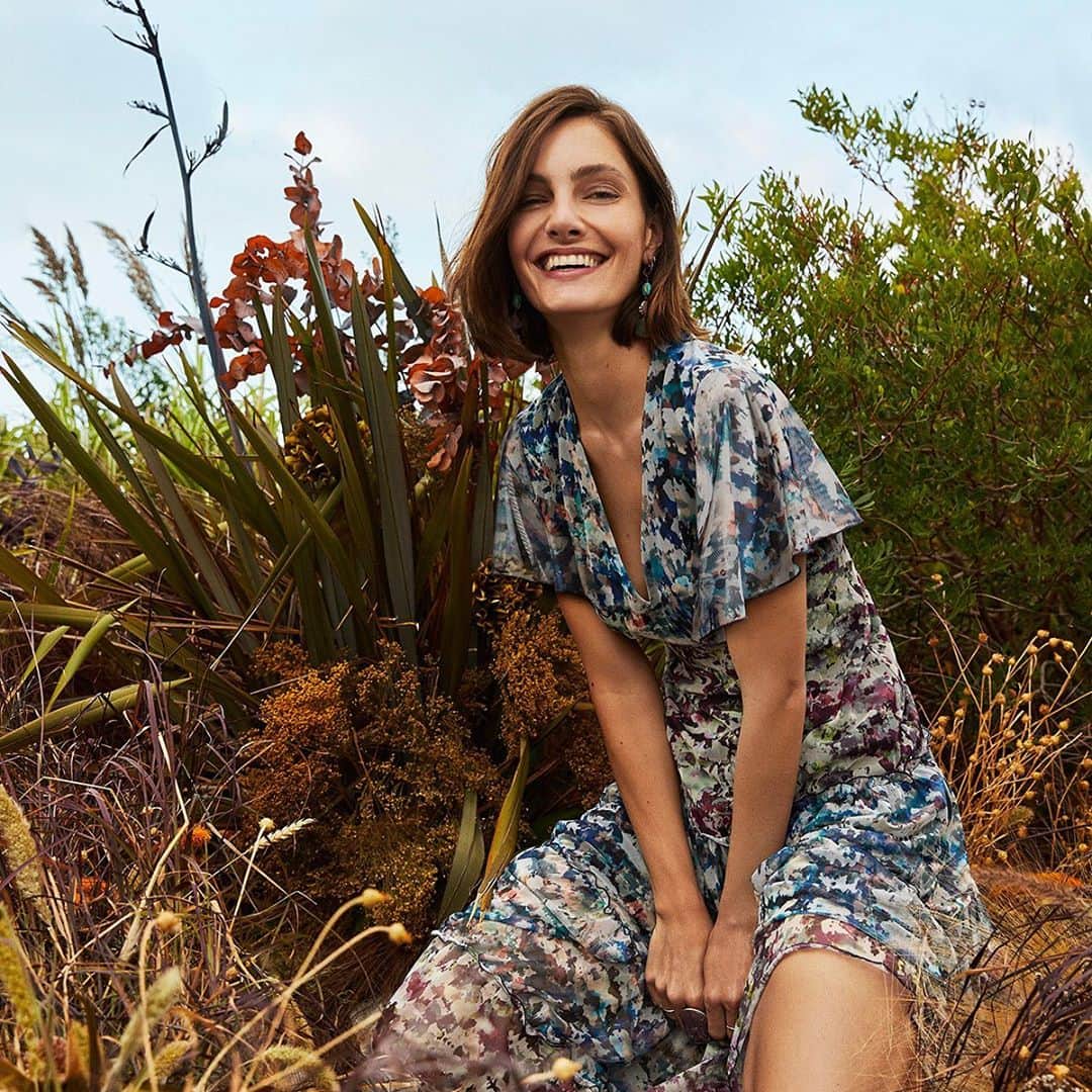 デシグアルのインスタグラム：「Do you know the feeling of escaping into nature and feeling you’re a part of it?  We call it #camoflower (camouflage yourself among the flowers) and it gives its name to one of our favourite prints. 😊」