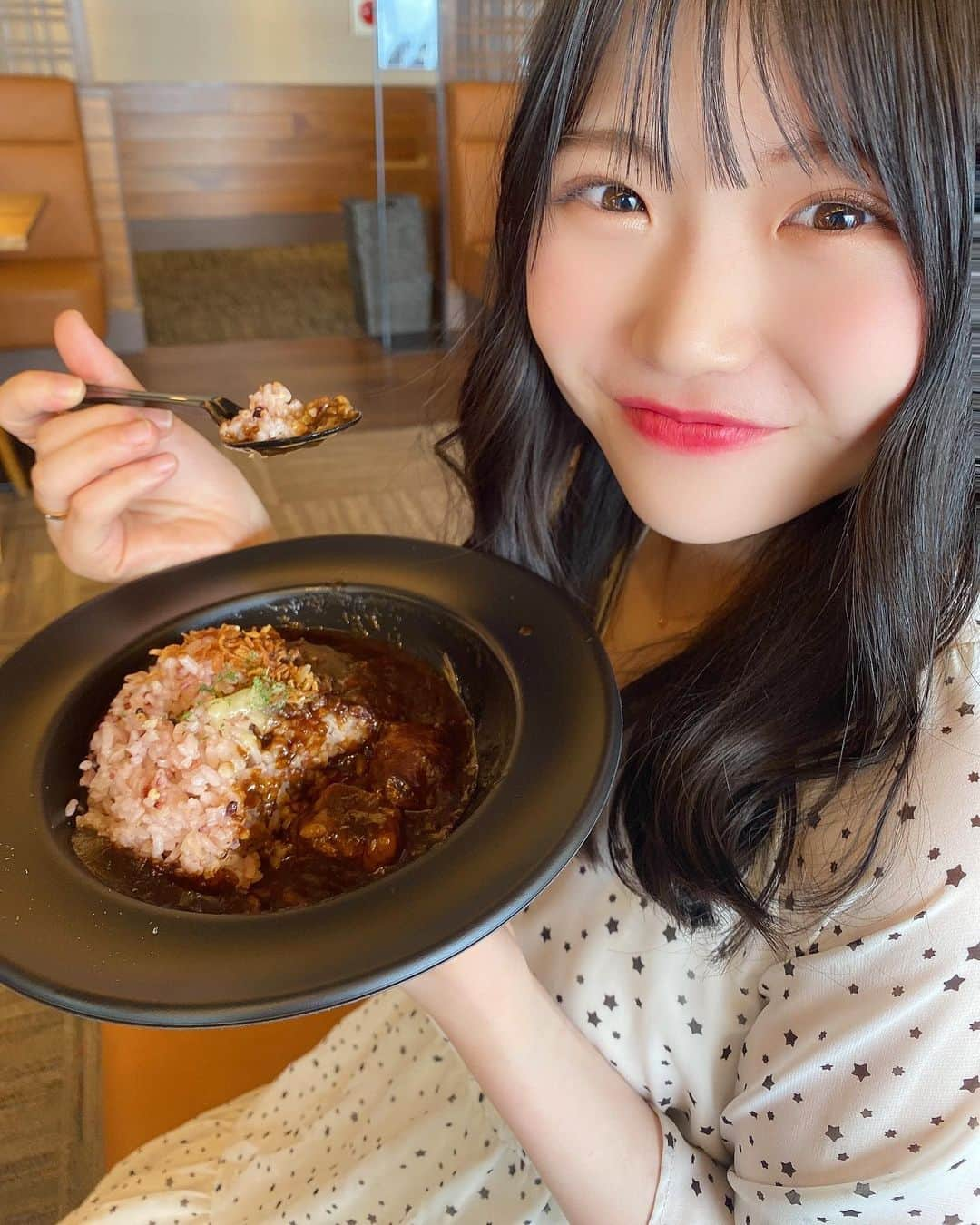 出口結菜さんのインスタグラム写真 - (出口結菜Instagram)「《🏞#琵琶湖　#びわ湖テラス》﻿ ﻿ 🍛びわ湖テラスブラックカレー　辛口（¥1500）﻿ ﻿ ﻿ ロープウェイ🚡をあがった上にあるびわ湖テラス🥺﻿ ﻿ お昼過ぎぐらいに行ったけど結構長蛇の列！！﻿ ﻿ ﻿ でもイートインもテイクアウトも同じ列やから思っている以上に列は進むから並んでも良いかも❕❕﻿ ﻿ ﻿ ﻿ ﻿ うちが頼んだのはブラックカレーで店員さんにも﻿ 「辛いの大丈夫ですか、？」﻿ って確認されたぐらいやから、結構辛いんかなぁって思ってたけど﻿ ﻿ 美味しい辛さ‼️‼️‼️﻿ ﻿ ﻿ 最初のひと口は全然辛くない！って感じたけど後からヒリヒリくる❕﻿ ﻿ けどそれがそれで美味しい😚﻿ ﻿ けど辛いの苦手な人は違うの食べた方がいいかもぉ、﻿ ﻿ ﻿ ﻿ あとね。﻿ カレーの中に入ってるお肉がすーーーーーっごい大きくて角煮みたいに柔らかくてホロホロって感じ😆💗﻿ ﻿ ﻿ 近江牛？！やからかなぁ、ほんまに高級感✨✨﻿ ﻿ 2個入ってた！（ちゃっかり数えてる✌️）﻿ ﻿ お肉食べるだけでもこのカレー選んだ甲斐があったっていうぐらい美味しかった😚😚😚﻿ ﻿ ﻿ ﻿ ﻿ あとは﻿ 2人ペア？だったら外のグランドテラスで琵琶湖を、みながらのんびりできるスペースもあるの‼️‼️﻿ ﻿ 室内もソファーでゆったりできたりと居心地よすぎ！！﻿ ﻿ ﻿ ﻿ テイクアウトにはめっちゃ種類があったシャーベットもおすすめかも！！﻿ ﻿ 映えです🤩﻿ ﻿ ﻿ \リフレッシュに最適な場所⭐︎/﻿ ﻿ ﻿ _____________________________________________________﻿ ﻿ ❤️ 滋賀県大津市木戸1547-1 ﻿ 💗平日:9時40分〜16時﻿ 💛土日祝:9時10分〜16時﻿ 💚別々会計できます！﻿ 💙クレジット◎﻿ _____________________________________________________﻿ ﻿ #びわ湖 #びわ湖バレイ #琵琶湖テラス #琵琶湖バレイ #カレー #辛口 #🍛  #滋賀 #滋賀グルメ #滋賀観光 #滋賀ランチ #滋賀県 #カレーライス #curry #curryrice #ランチ #lunch #テラス #テラス席 #絶景 #開放感 #リフレッシュ  #instagood #instafood #instagram #グルメ #グルメ女子 #ラビグルメ」8月5日 22時09分 - yui_laby0622