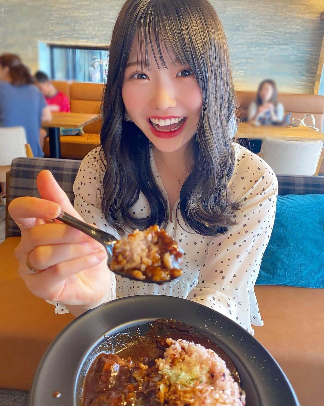 出口結菜さんのインスタグラム写真 - (出口結菜Instagram)「《🏞#琵琶湖　#びわ湖テラス》﻿ ﻿ 🍛びわ湖テラスブラックカレー　辛口（¥1500）﻿ ﻿ ﻿ ロープウェイ🚡をあがった上にあるびわ湖テラス🥺﻿ ﻿ お昼過ぎぐらいに行ったけど結構長蛇の列！！﻿ ﻿ ﻿ でもイートインもテイクアウトも同じ列やから思っている以上に列は進むから並んでも良いかも❕❕﻿ ﻿ ﻿ ﻿ ﻿ うちが頼んだのはブラックカレーで店員さんにも﻿ 「辛いの大丈夫ですか、？」﻿ って確認されたぐらいやから、結構辛いんかなぁって思ってたけど﻿ ﻿ 美味しい辛さ‼️‼️‼️﻿ ﻿ ﻿ 最初のひと口は全然辛くない！って感じたけど後からヒリヒリくる❕﻿ ﻿ けどそれがそれで美味しい😚﻿ ﻿ けど辛いの苦手な人は違うの食べた方がいいかもぉ、﻿ ﻿ ﻿ ﻿ あとね。﻿ カレーの中に入ってるお肉がすーーーーーっごい大きくて角煮みたいに柔らかくてホロホロって感じ😆💗﻿ ﻿ ﻿ 近江牛？！やからかなぁ、ほんまに高級感✨✨﻿ ﻿ 2個入ってた！（ちゃっかり数えてる✌️）﻿ ﻿ お肉食べるだけでもこのカレー選んだ甲斐があったっていうぐらい美味しかった😚😚😚﻿ ﻿ ﻿ ﻿ ﻿ あとは﻿ 2人ペア？だったら外のグランドテラスで琵琶湖を、みながらのんびりできるスペースもあるの‼️‼️﻿ ﻿ 室内もソファーでゆったりできたりと居心地よすぎ！！﻿ ﻿ ﻿ ﻿ テイクアウトにはめっちゃ種類があったシャーベットもおすすめかも！！﻿ ﻿ 映えです🤩﻿ ﻿ ﻿ \リフレッシュに最適な場所⭐︎/﻿ ﻿ ﻿ _____________________________________________________﻿ ﻿ ❤️ 滋賀県大津市木戸1547-1 ﻿ 💗平日:9時40分〜16時﻿ 💛土日祝:9時10分〜16時﻿ 💚別々会計できます！﻿ 💙クレジット◎﻿ _____________________________________________________﻿ ﻿ #びわ湖 #びわ湖バレイ #琵琶湖テラス #琵琶湖バレイ #カレー #辛口 #🍛  #滋賀 #滋賀グルメ #滋賀観光 #滋賀ランチ #滋賀県 #カレーライス #curry #curryrice #ランチ #lunch #テラス #テラス席 #絶景 #開放感 #リフレッシュ  #instagood #instafood #instagram #グルメ #グルメ女子 #ラビグルメ」8月5日 22時09分 - yui_laby0622