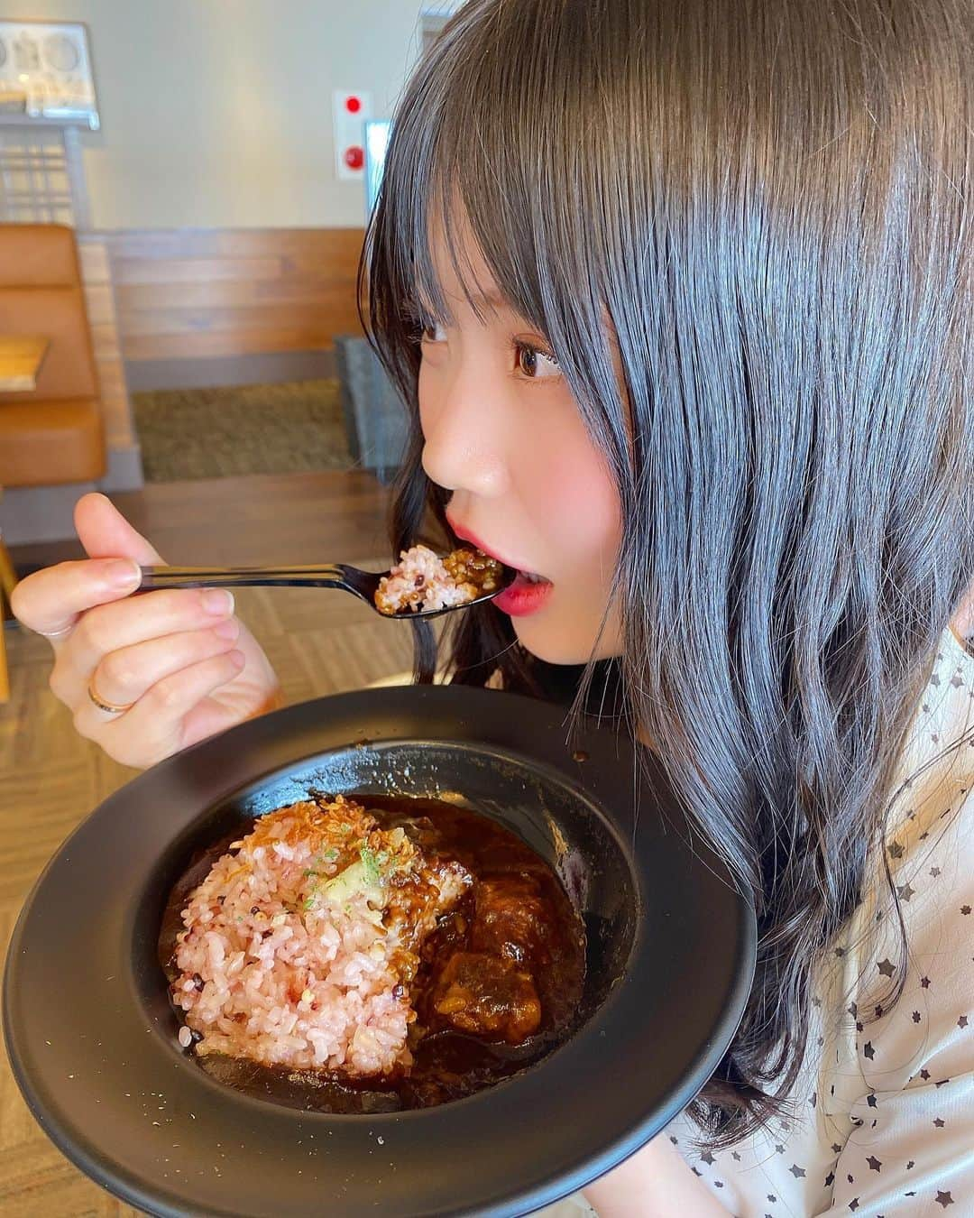 出口結菜さんのインスタグラム写真 - (出口結菜Instagram)「《🏞#琵琶湖　#びわ湖テラス》﻿ ﻿ 🍛びわ湖テラスブラックカレー　辛口（¥1500）﻿ ﻿ ﻿ ロープウェイ🚡をあがった上にあるびわ湖テラス🥺﻿ ﻿ お昼過ぎぐらいに行ったけど結構長蛇の列！！﻿ ﻿ ﻿ でもイートインもテイクアウトも同じ列やから思っている以上に列は進むから並んでも良いかも❕❕﻿ ﻿ ﻿ ﻿ ﻿ うちが頼んだのはブラックカレーで店員さんにも﻿ 「辛いの大丈夫ですか、？」﻿ って確認されたぐらいやから、結構辛いんかなぁって思ってたけど﻿ ﻿ 美味しい辛さ‼️‼️‼️﻿ ﻿ ﻿ 最初のひと口は全然辛くない！って感じたけど後からヒリヒリくる❕﻿ ﻿ けどそれがそれで美味しい😚﻿ ﻿ けど辛いの苦手な人は違うの食べた方がいいかもぉ、﻿ ﻿ ﻿ ﻿ あとね。﻿ カレーの中に入ってるお肉がすーーーーーっごい大きくて角煮みたいに柔らかくてホロホロって感じ😆💗﻿ ﻿ ﻿ 近江牛？！やからかなぁ、ほんまに高級感✨✨﻿ ﻿ 2個入ってた！（ちゃっかり数えてる✌️）﻿ ﻿ お肉食べるだけでもこのカレー選んだ甲斐があったっていうぐらい美味しかった😚😚😚﻿ ﻿ ﻿ ﻿ ﻿ あとは﻿ 2人ペア？だったら外のグランドテラスで琵琶湖を、みながらのんびりできるスペースもあるの‼️‼️﻿ ﻿ 室内もソファーでゆったりできたりと居心地よすぎ！！﻿ ﻿ ﻿ ﻿ テイクアウトにはめっちゃ種類があったシャーベットもおすすめかも！！﻿ ﻿ 映えです🤩﻿ ﻿ ﻿ \リフレッシュに最適な場所⭐︎/﻿ ﻿ ﻿ _____________________________________________________﻿ ﻿ ❤️ 滋賀県大津市木戸1547-1 ﻿ 💗平日:9時40分〜16時﻿ 💛土日祝:9時10分〜16時﻿ 💚別々会計できます！﻿ 💙クレジット◎﻿ _____________________________________________________﻿ ﻿ #びわ湖 #びわ湖バレイ #琵琶湖テラス #琵琶湖バレイ #カレー #辛口 #🍛  #滋賀 #滋賀グルメ #滋賀観光 #滋賀ランチ #滋賀県 #カレーライス #curry #curryrice #ランチ #lunch #テラス #テラス席 #絶景 #開放感 #リフレッシュ  #instagood #instafood #instagram #グルメ #グルメ女子 #ラビグルメ」8月5日 22時09分 - yui_laby0622