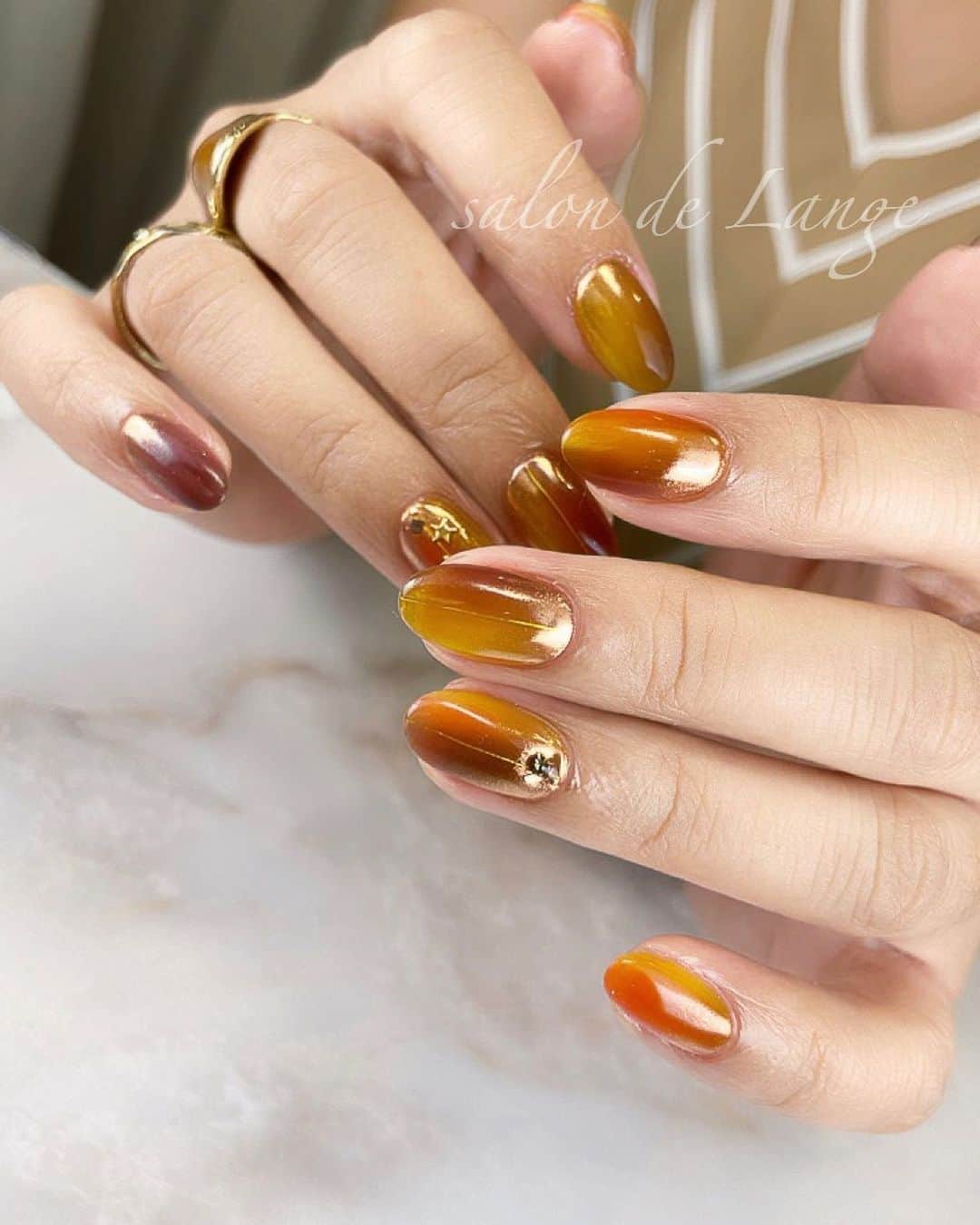salon de Langeのインスタグラム：「☻* お客様のアクセサリーや﻿ お洋服のイメージから﻿ 全てお任せで…♡﻿ ﻿ ﻿ お盆を跨ぐネイルになるので﻿ 涼しさの中に﻿ 秋らしさも﻿ 取り入れて…🍁˚✧₊﻿ ﻿ ﻿  mi-mi♡ ﻿ ﻿ ﻿ _______________________ ﻿  🎥サロンワークのポイント﻿ ギッシリ詰まった﻿ オンラインスクール年内に始めます✨✨﻿ _______________________ ﻿ ﻿ ✽.。salon de Lange * .✽﻿ （ ｻﾛﾝﾄﾞﾗﾝｼﾞｪ ）﻿ ﻿ ﻿ ⇩ｽﾀｯﾌ ｲﾝｽﾀｸﾞﾗﾑ⇩﻿ @lange_staff ﻿ ﻿ ◼︎ご予約は﻿ ①📲090-7044-7721﻿ ②salondelange2019@gmail.com﻿ （staff ｲﾝｽﾀのﾄｯﾌﾟﾍﾟｰｼﾞから📩）﻿ ③ﾈｲﾙﾌﾞｯｸ ｱﾌﾟﾘから💅﻿ ﻿ ﻿ 名古屋市中村区名駅3丁目23-6 ﻿ 第二千福ビル3階 🚃名古屋駅から徒歩7分﻿ ﻿ ﻿ #minakoyama ﻿ #salondelange ﻿ #サロンドランジェ﻿ #みーみ﻿ #児山未奈﻿ #bijounails﻿ #ビジューネイル﻿ #nails﻿ #nailstagram ﻿ #名古屋ネイルサロン ﻿ #名駅ネイルサロン ﻿ #オフィスネイル﻿ #ジェルネイル﻿ #naildesign﻿ #大人ネイル﻿ #名古屋ネイル﻿ ﻿ ﻿」