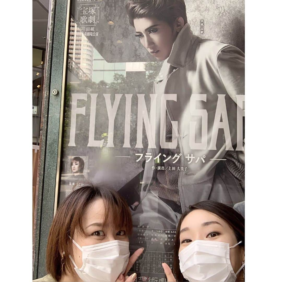 星吹彩翔のインスタグラム：「﻿ ﻿ 宙組 梅田芸術劇場公演「FLYING SAPA」を﻿ あきさん(#澄輝さやと さん)と観劇させて頂きました‼︎﻿ ﻿ 退団してから初めての観劇…﻿ 心待ちにしておりました‼︎🥺﻿ ﻿ 開演アナウンスのゆりかさん(#真風涼帆 さん)﻿ の声を聞いただけで込み上がってくるものがあり、幕が開いてゆりかさん、同期のキキ(#芹香斗亜)、宙組の皆さんの姿を見たら涙が出ました…。﻿ ﻿ ﻿ サパの世界観が、とにかくすごくて…！！﻿ 皆さんの集中力と熱量が本当に素晴らしく、音楽や映像、振付、衣装にセット…全てがその世界観を作り出していて、物語に引き込まれ感動しました‼︎﻿ 終わった後も余韻がすごかったです。﻿ 観劇させて頂けて、舞台に立つ皆さんが観れて本当に嬉しかったです‼︎﻿ ﻿ 宙組の皆さんの舞台やお客様に対する思い﻿ お客様の思いがこもったあたたかい拍手﻿ 共有することができる素晴らしい空間…﻿ ﻿ 宝塚って本当に素敵な世界だなと改めて感じ胸が熱くなりました。﻿ どうか、千秋楽まで皆さん元気に過ごすことができますように…心からお祈りしております。﻿ ﻿ 開演前、あきさんとお茶しました🥰﻿ 下級生の頃からお世話になっているあきさん✨﻿ 久しぶりにお会いしたあきさんは、とっても綺麗なお姉さんでした😊💕﻿ 色んなお話をして笑ってとっても楽しいひとときでした❣️﻿ ﻿ ﻿ ﻿ #フライングサパ　#宙組﻿ #真風涼帆 さん　#ゆりかさん﻿ #細やかなお芝居に心打たれました。そして、やっぱりゆりかさんはかっこいぃ😎💓﻿ #星風まどか　#まどか﻿ #新しいまどかをみれて嬉しかった❣️﻿ #芹香斗亜　#キキ　#同期﻿ #とっても人間らしくてかっこよくて、静かに歌っていたソロもさすが👏✨最後…素敵やったゎー👋💕﻿ #宙組の皆さん一人一人の舞台姿に感動✨﻿ #澄輝さやと さんと観劇　@sayato_sumiki_official ﻿ #あきさんとお茶したお店は換気のため窓を開けてくださってて😌外が暑くて熱風によりワッフルの上のアイスが急激に溶ける😂﻿ #まさかの写真ワッフルきれてる😅﻿ #自撮り下手すぎ🤣﻿ #花組の皆さんが、一日も早く舞台に立つことができますように…﻿ ﻿ ﻿」