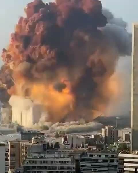bestvacationsのインスタグラム：「Pray for the World 🙏 Thinking of Beirut, Lebanon 😔 Currently there are 80 deaths & over 4000 people injured. Earlier reports blamed fireworks, but now they’re saying the explosion was caused by 2750 tons of ammonium nitrate being stored for 6 years. The waves of the explosion felt like a 3.3 magnitude earthquake and was felt all the way in Cyprus too! via @karmagawa」