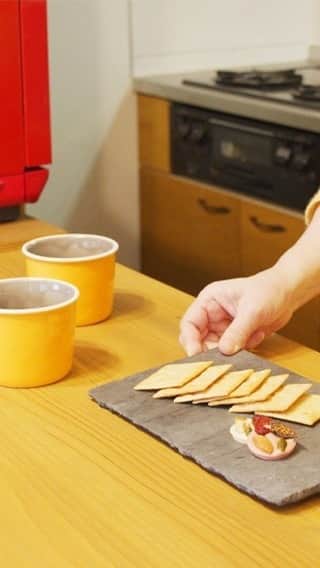 LIFULL HOME'S DIY Magのインスタグラム：「． ． ✍🏻詳しい作り方はこちら﻿ https://diy.homes.jp/movie/25605﻿ ﻿ #キッチンDIY﻿ －－－－－－－－－－－－－－－－－﻿ ＼当てはまる方、必見👀／﻿ ﻿ ・賃貸物件にお住まいの方🏡﻿ ・自宅のキッチンに不満がある方😵﻿ ・おしゃれなキッチンを諦めている方😢﻿ －－－－－－－－－－－－－－－－－﻿ ﻿ 憧れのキッチンカウンター…🍳﻿ #おうち時間 でカウンター越しにゆっくりカフェタイムを楽しめたら素敵ですよね☕﻿ ﻿ 今回は、ご自宅のキッチンにカウンターがほしい！という方必見🔍﻿ ／﻿ #収納 つき #キッチンカウンター ﻿ ＆﻿ #電子レンジ と #冷蔵庫 カバー﻿ ＼﻿ まるちゃん @bears_works と一緒にDIYしました！﻿ ﻿ 今回 #DIY したキッチンカウンターは #食器棚 でもあり、人気の #無印良品 のゴミ箱も隠してくれる優れものです。﻿ ﻿ ぜひ動画を参考にしてDIYにチャレンジしてみてくださいね🎬﻿ ﻿ ●使用した材料﻿ ＜木材＞﻿ ■垂木(A) 30×40×995mm ×2本﻿ ■合板(B) 25×40×995mm ×1枚﻿ ■合板 (C、E) 25×425×995mm ×3枚﻿ ■合板(D) 25×425×825mm ×3枚﻿ ■合板(F) 25×825×1500mm ×1枚﻿ ■合板(G) 25×450×1500mm ×1枚﻿ ﻿ ＜その他（工具など）＞﻿ ■丸のこ﻿ ■インパクトドライバー ■インパクトビットショート @starm1923 ﻿ ■木ダボ﻿ ■ダボ錐ビット﻿ ■ボンド﻿ ■玄翁﻿ ■工作用のこぎり﻿ ■紙やすり﻿ ■ビス﻿ ■オスモワンコートオンリー﻿ ■マスカ―﻿ ■ローラー﻿ ■刷毛﻿ ■塗料バケツ﻿ ■差し金﻿ ■鉛筆﻿ ﻿ ＜今回DIYしたアイテムのサイズ＞﻿ ■キッチンカウンター：幅150 cm、高さ85cm、奥行き45cm﻿ ■冷蔵庫目隠し：幅62cm、高さ168.5cm、奥行き70cm﻿ ※作りたいサイズに合わせて、木材をご用意してください。﻿ ﻿ #キッチン収納 #キッチン #キッチンインテリア #キッチン周り #キッチングラム #キッチンアイテム #ナチュラルキッチン #kitchen #kitchendesign #kitchendecor #賃貸インテリア #賃貸暮らし #賃貸diy #賃貸キッチン #賃貸 #賃貸リノベーション #お部屋 #お部屋作り #部屋作り #部屋づくり #diy女子」