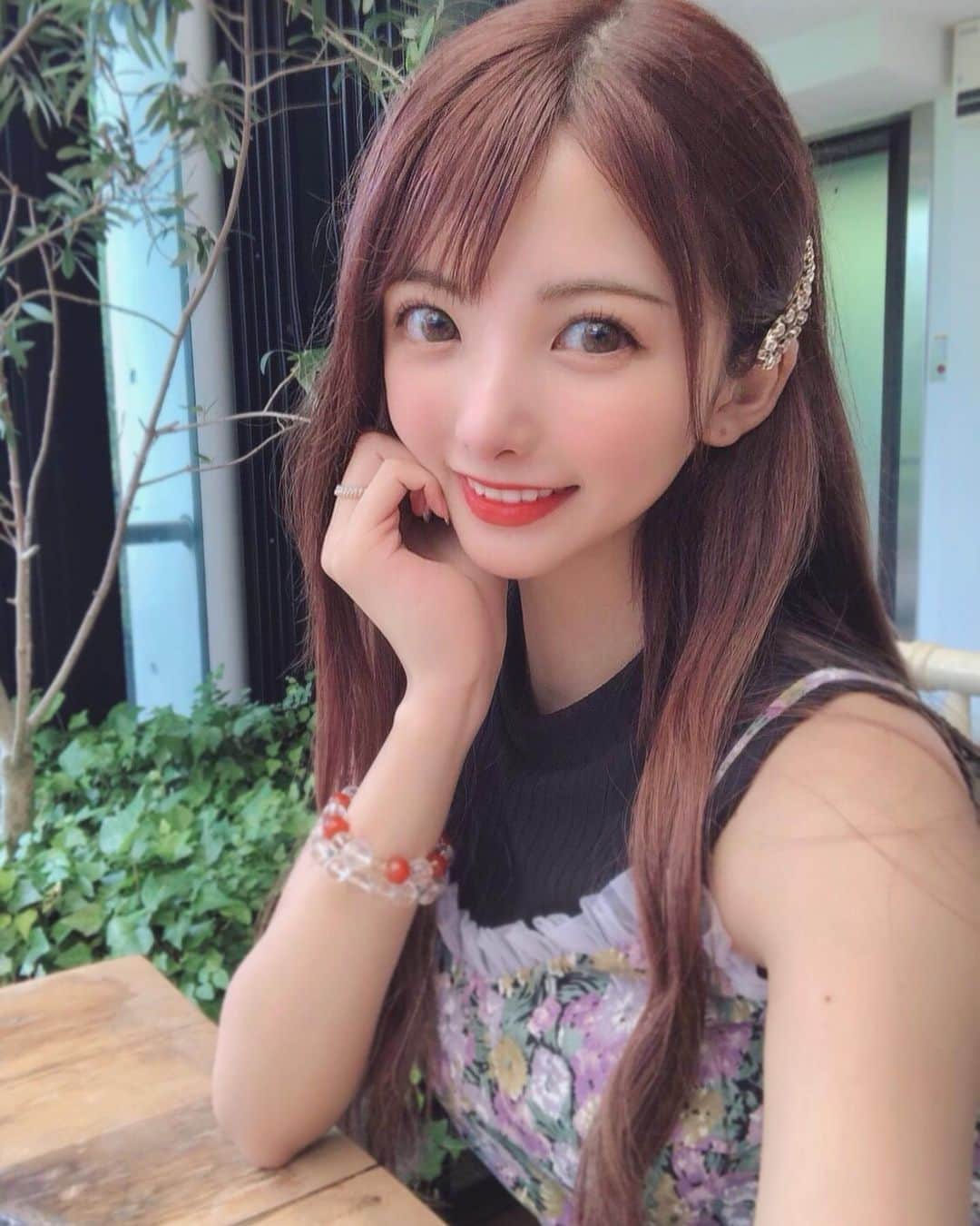 岡田栞奈のインスタグラム：「最近は可愛い子と 映えるランチ巡りに ハマっています💓 お天気良い日の外で食べる ランチは格段に美味しい🤤🍽 #恵比寿ランチ #恵比寿 #グルメ #アクイーユ #オムライス #ebisu #lunchtime #yummy」